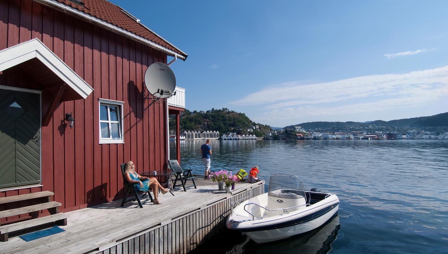 Bjørn Ottersen leiligheter utenfor Flekkefjord. Eksteriør fra brygge.