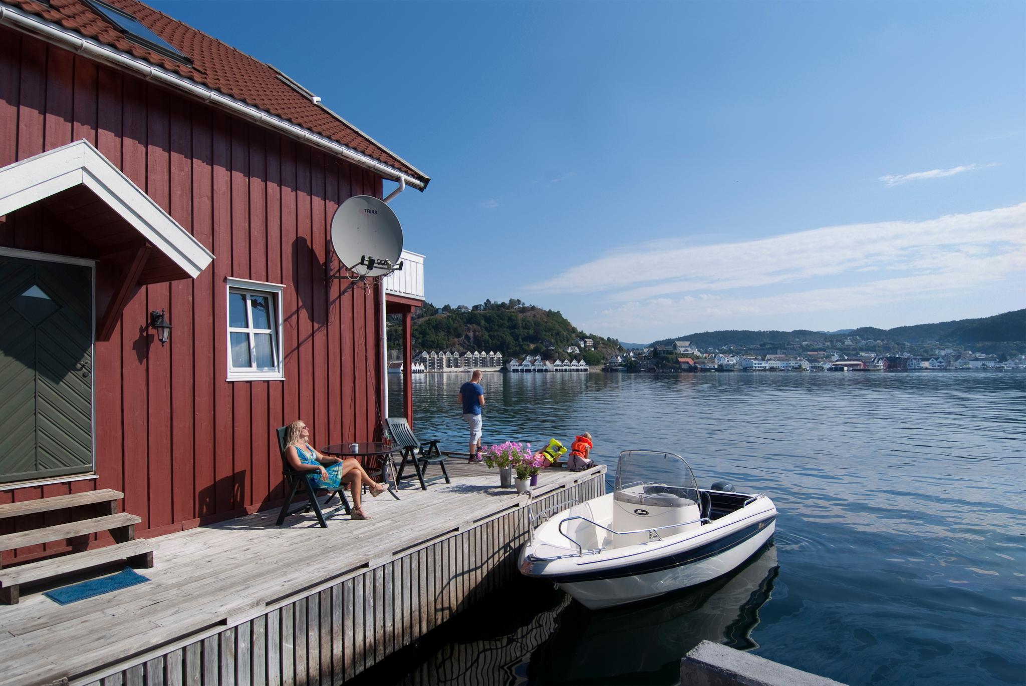 Bjørn Ottersen leiligheter utenfor Flekkefjord. Eksteriør fra brygge.