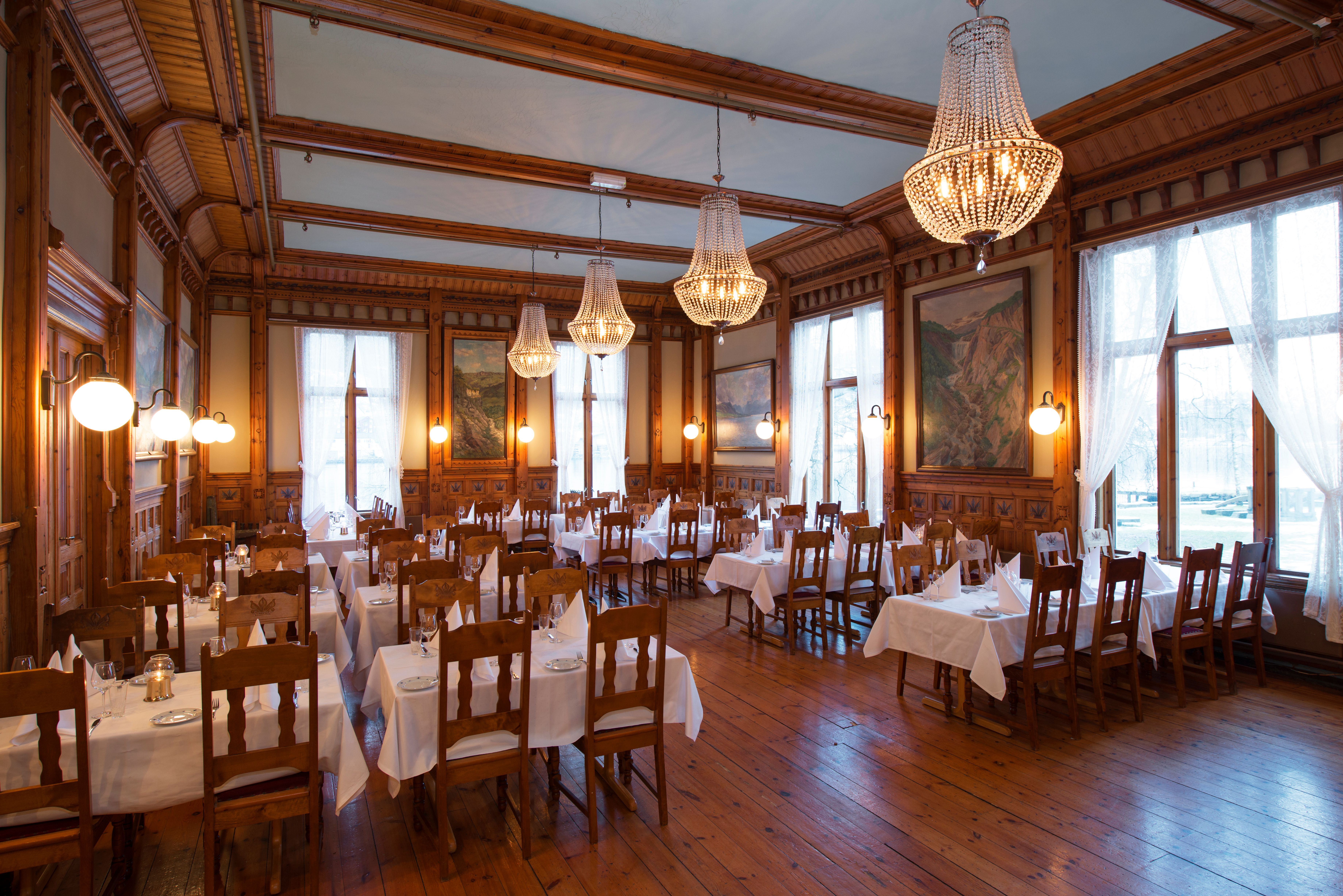 Grand dining hall at Thon Hotel Sandven – a historic hotel by the Hardangerfjord.