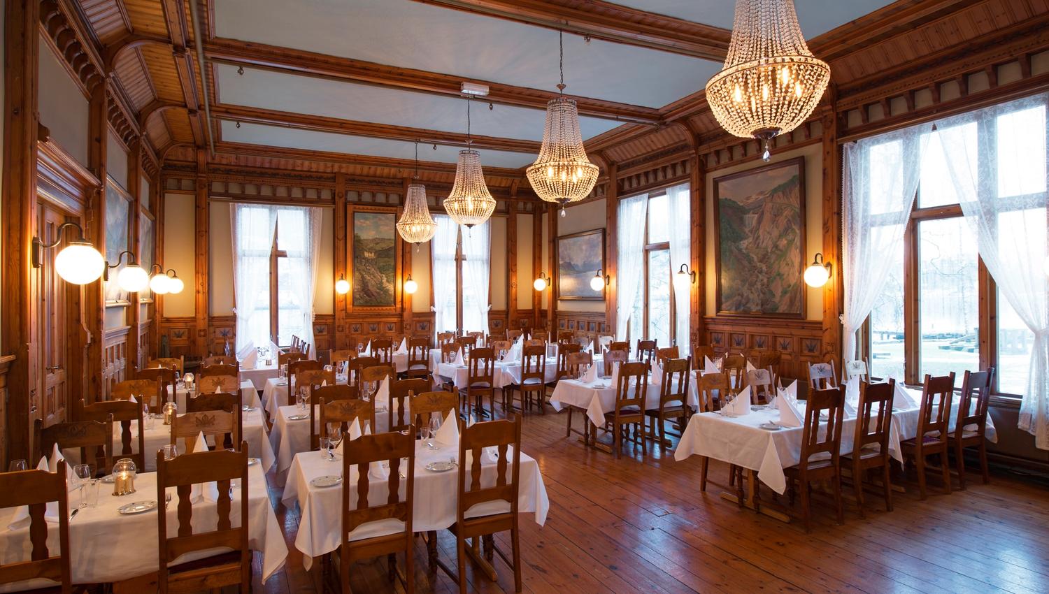 Grand dining hall at Thon Hotel Sandven – a historic hotel by the Hardangerfjord.