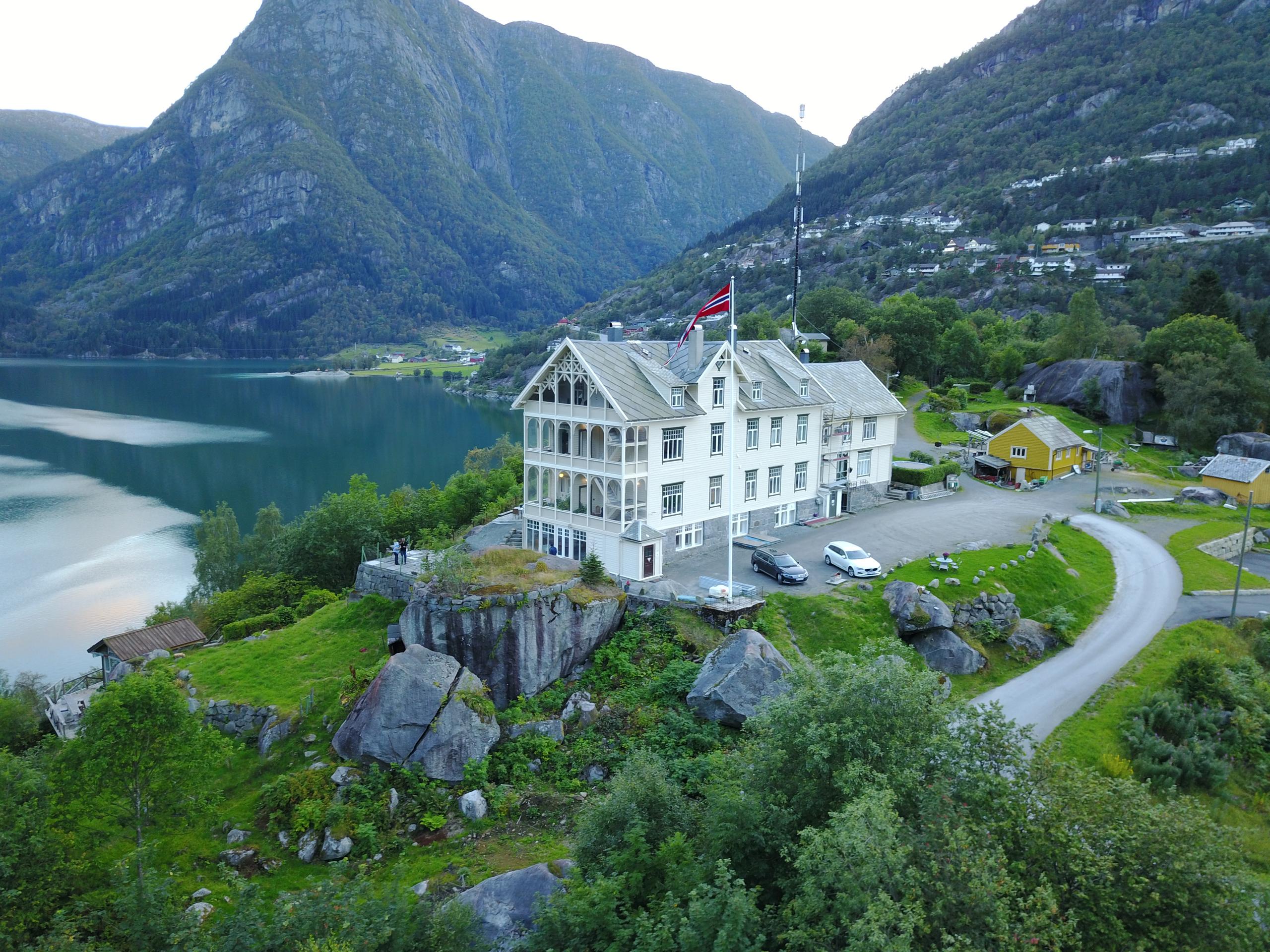 Vikinghaug Apartments in Hardanger with spectacular fjord views and majestic mountains, beautifully situated on a hillside above Sørfjorden.
