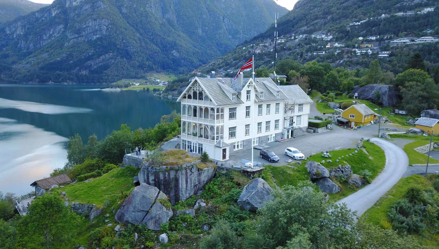 Vikinghaug Apartments in Hardanger with spectacular fjord views and majestic mountains, beautifully situated on a hillside above Sørfjorden.