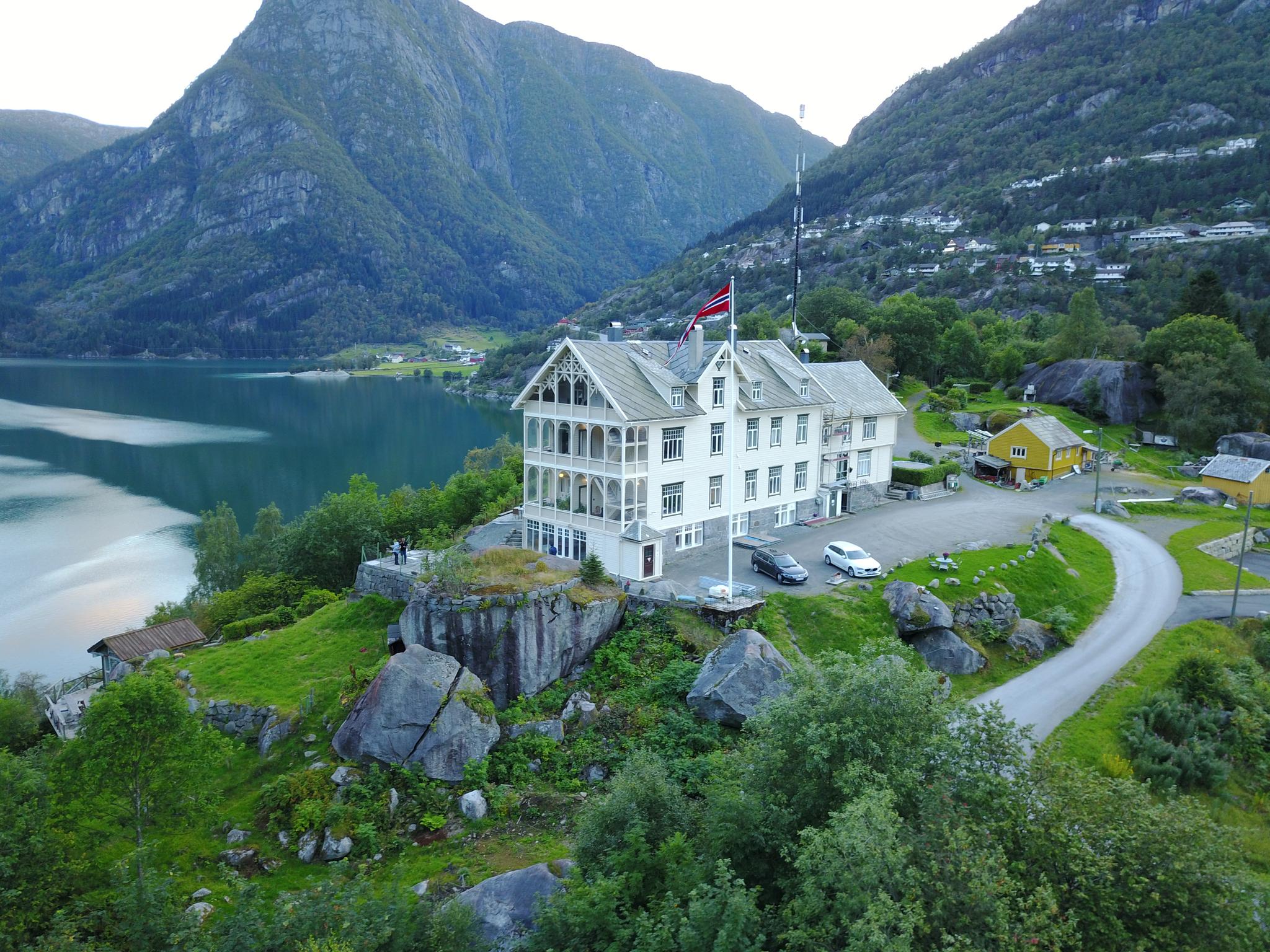 Vikinghaug Apartments in Hardanger with spectacular fjord views and majestic mountains, beautifully situated on a hillside above Sørfjorden.