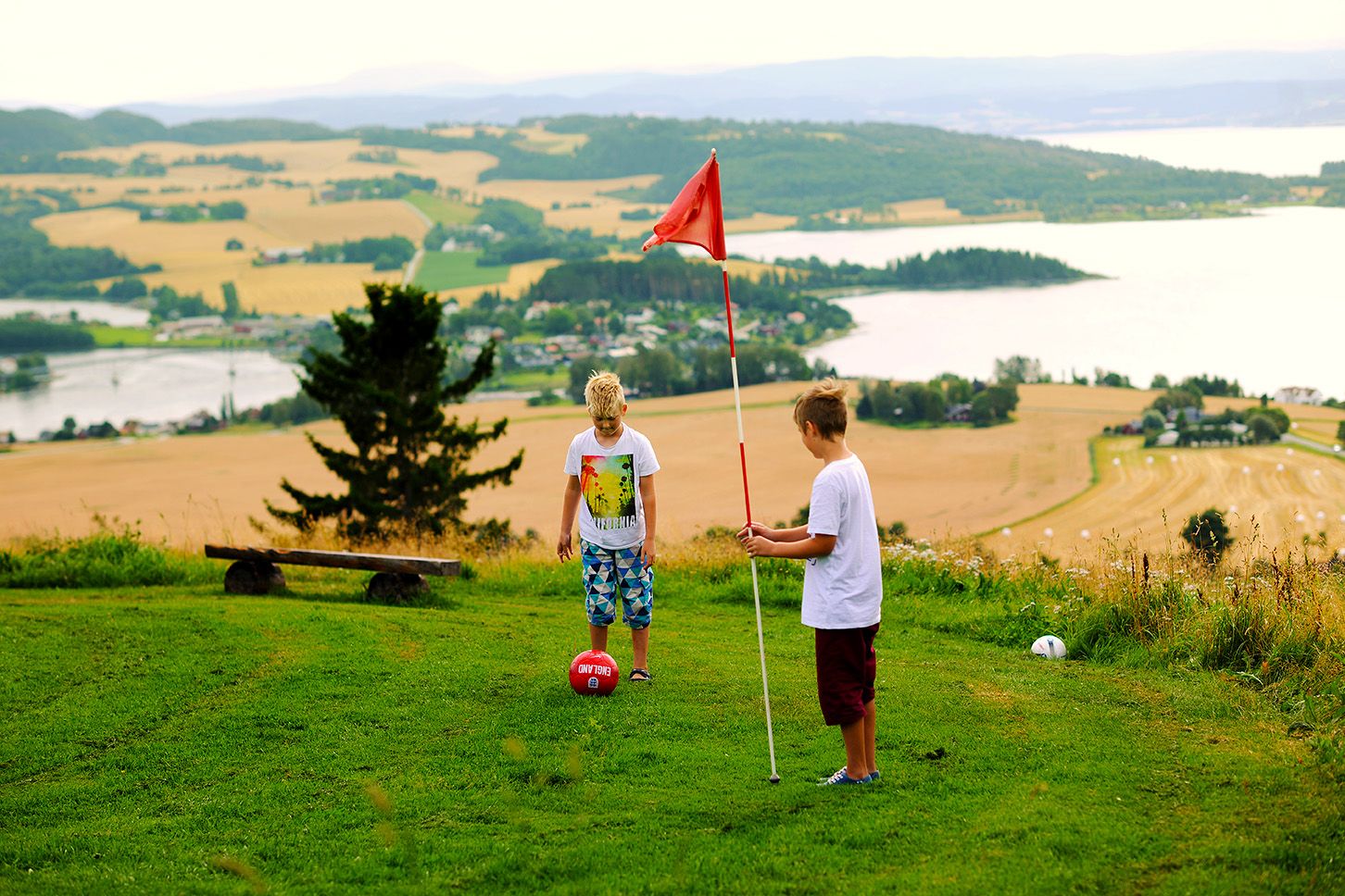 Putball på Øyna Kultulandskapshotell med fantastisk utsikt over Trondheimsfjoden. En morsom aktivitet for store og små.