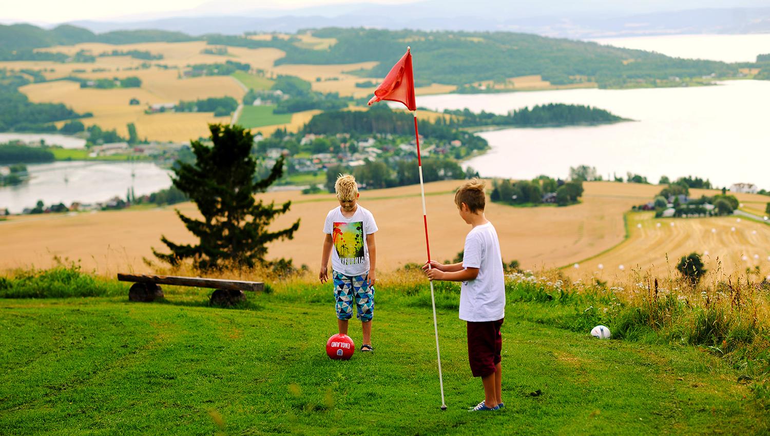 Putball på Øyna Kultulandskapshotell med fantastisk utsikt over Trondheimsfjoden. En morsom aktivitet for store og små.