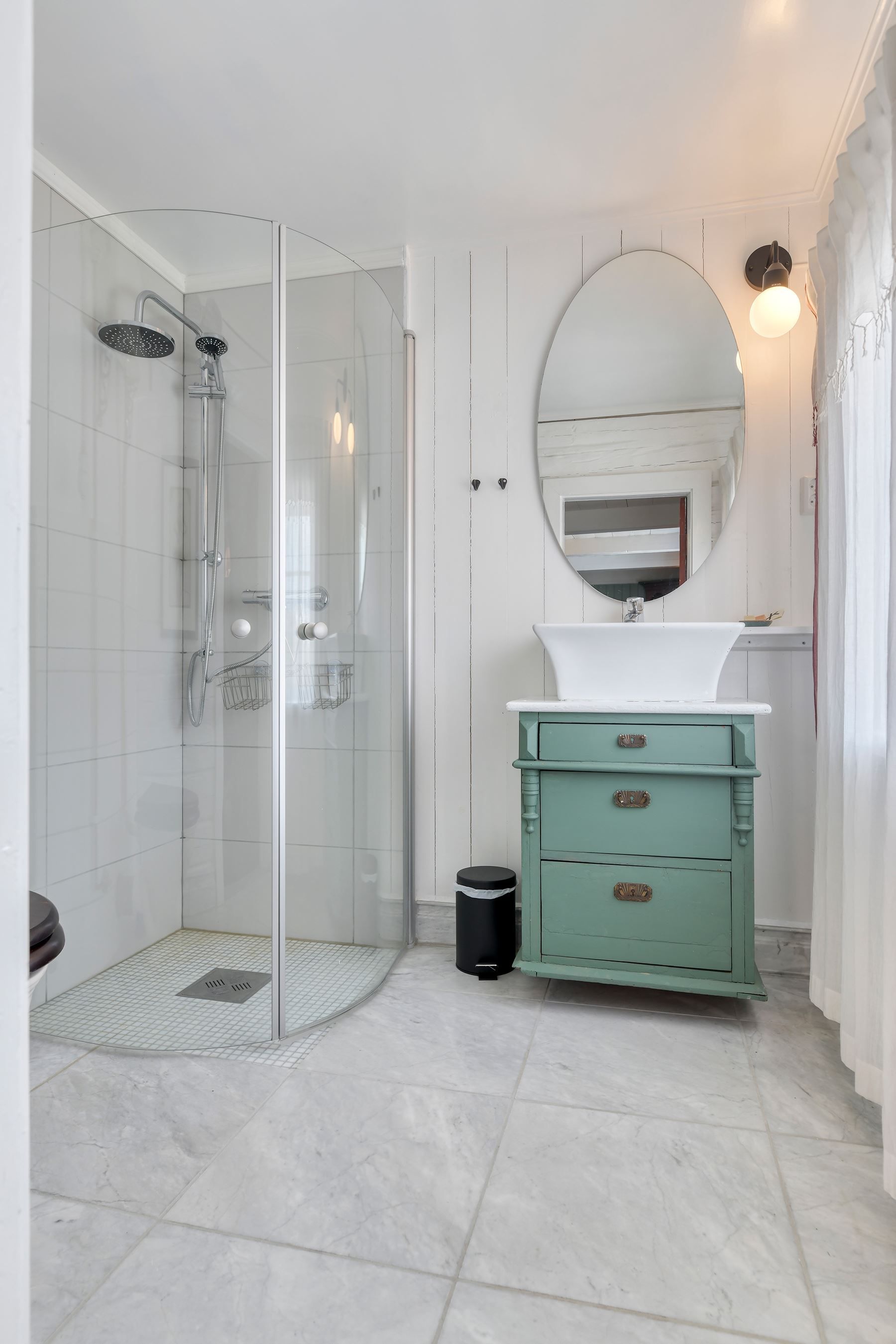 Restroom and shower at Kvitnes Farm