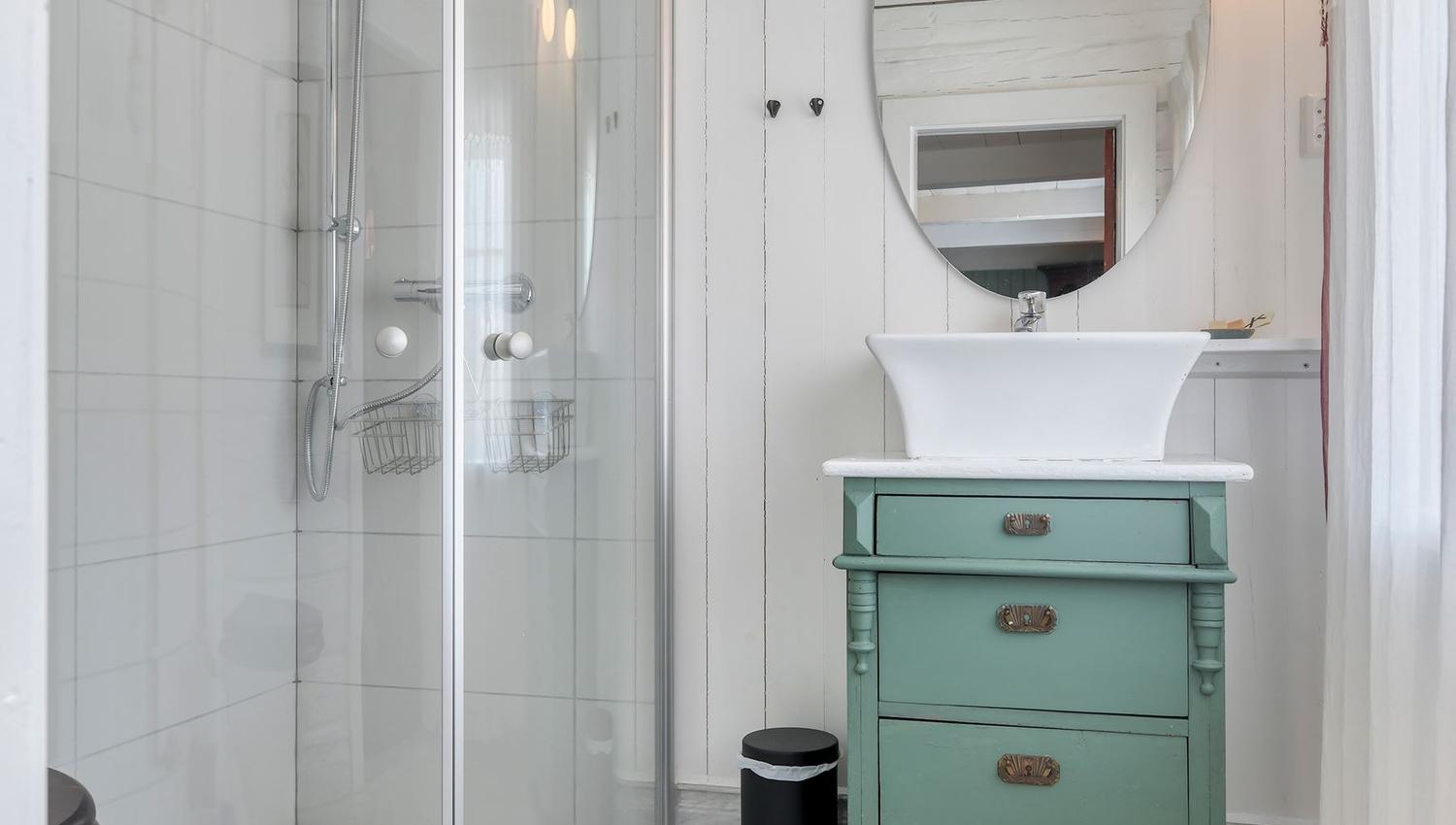 Restroom and shower at Kvitnes Farm