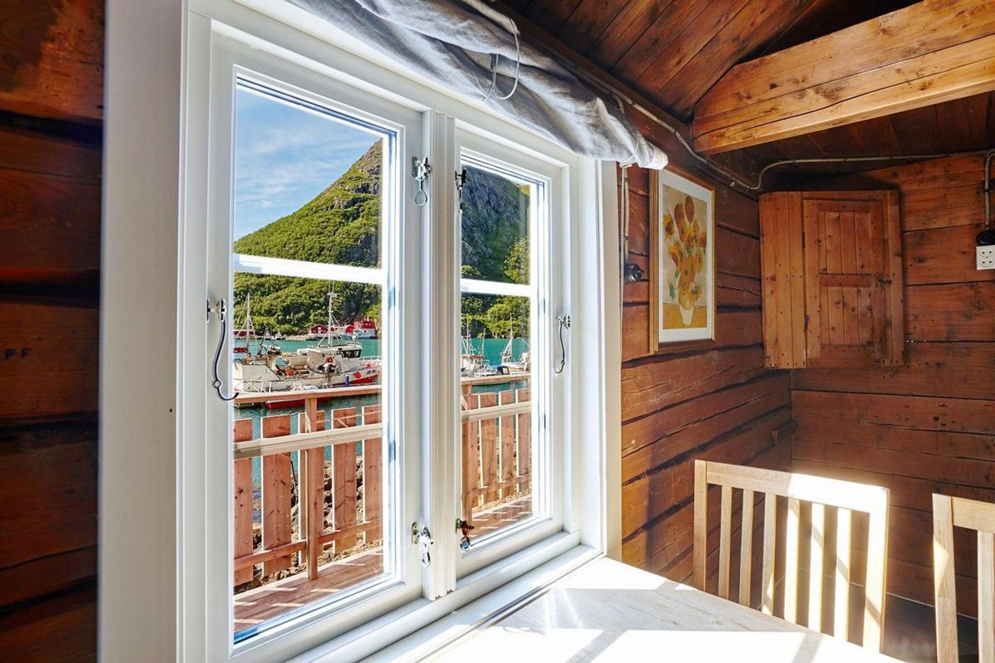 Fisherman' cabin Bua window with view