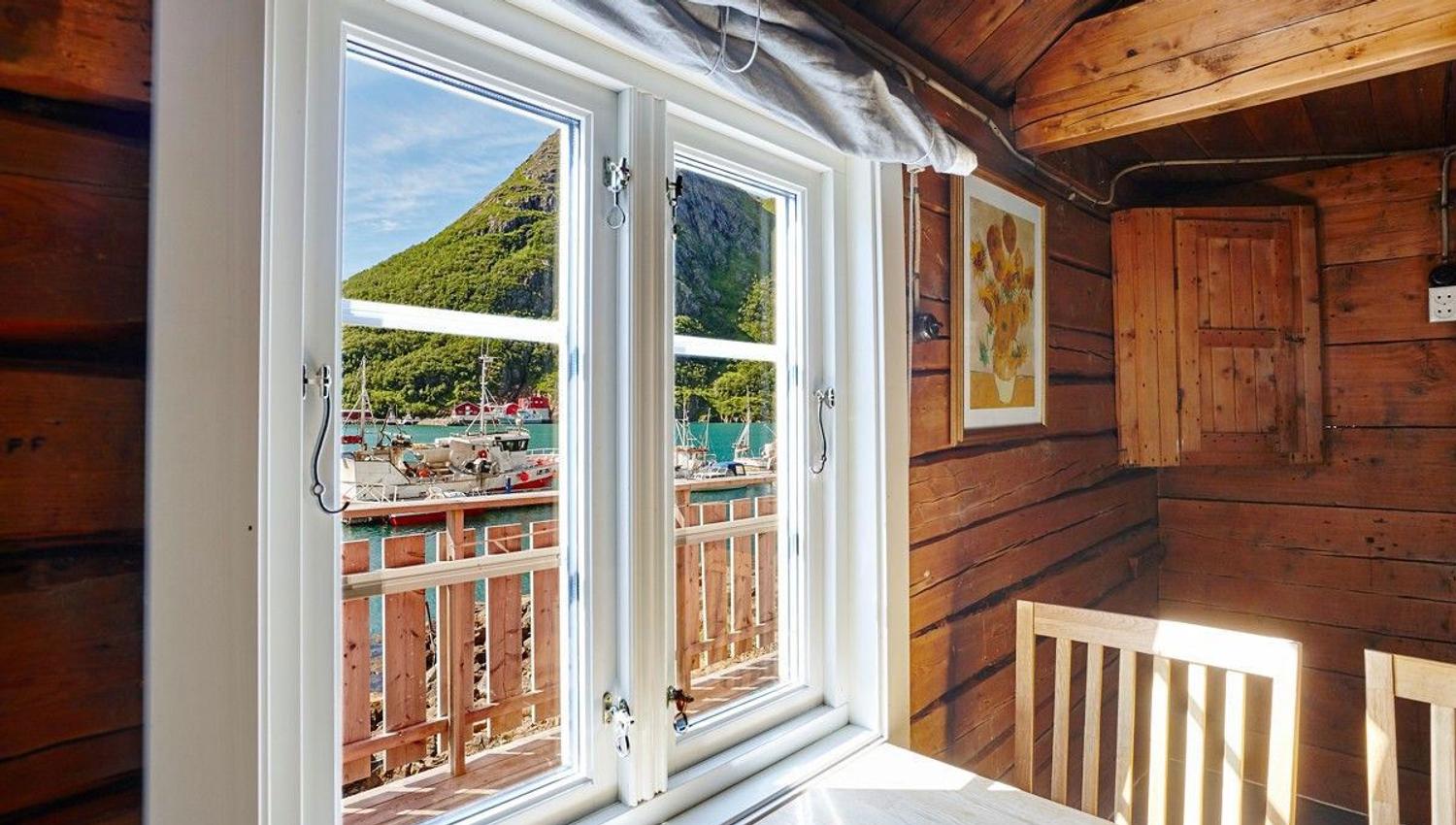 Fisherman' cabin Bua window with view