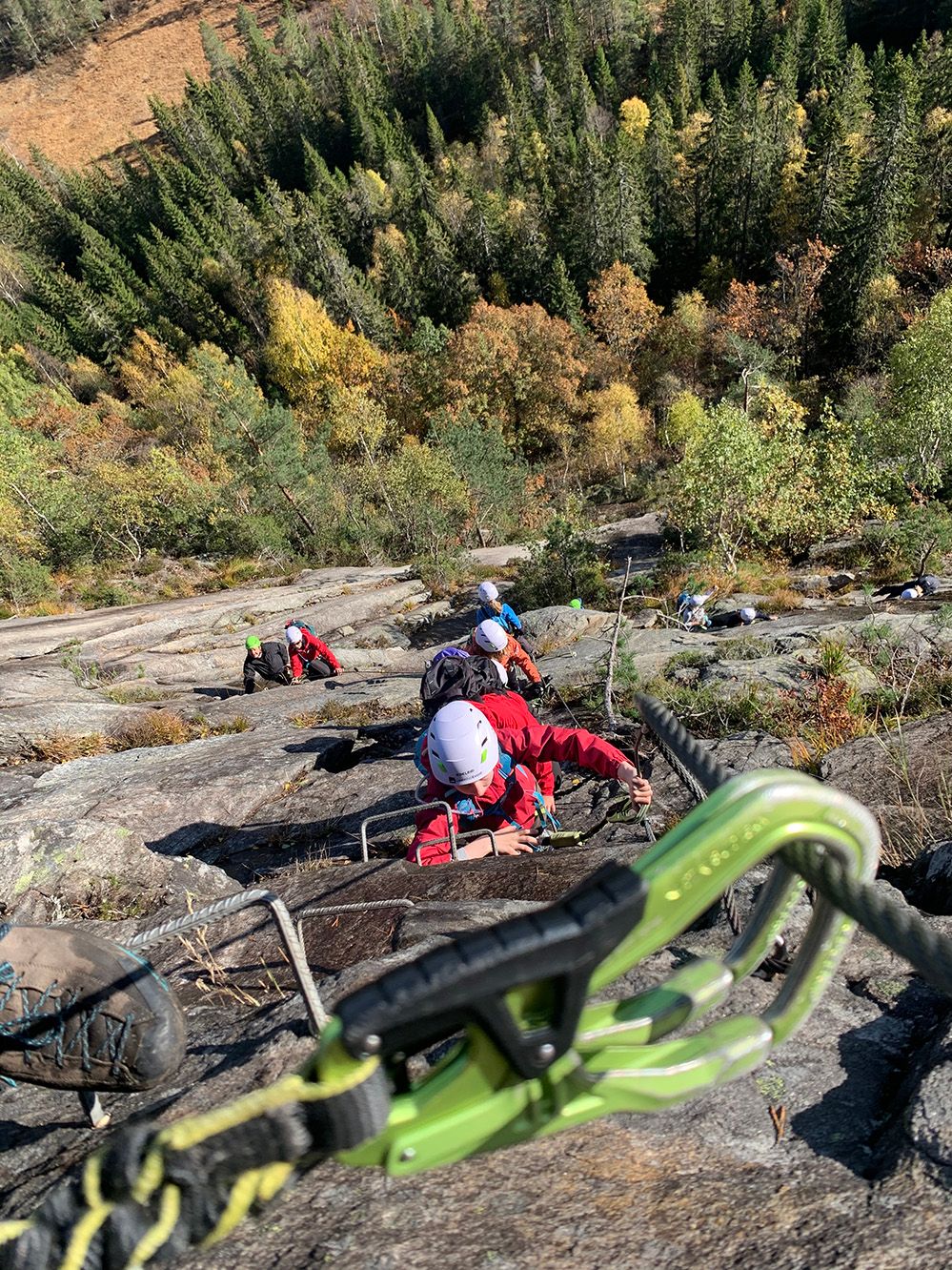 gruppe med klatrere på veg opp via ferrata på Gautetall i Drangedal