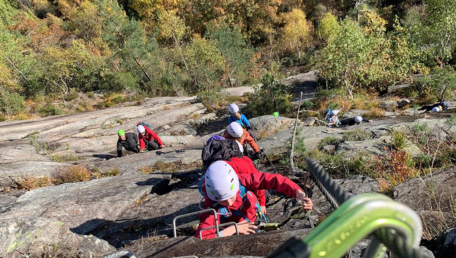 gruppe med klatrere på veg opp via ferrata på Gautetall i Drangedal