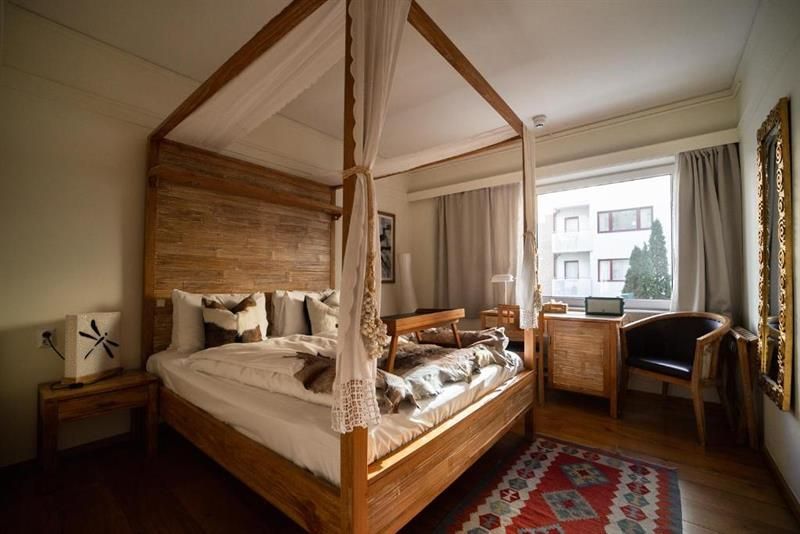 Pleasant double room with handcrafted wooden furniture and a warm, inviting atmosphere – perfect for relaxation.
