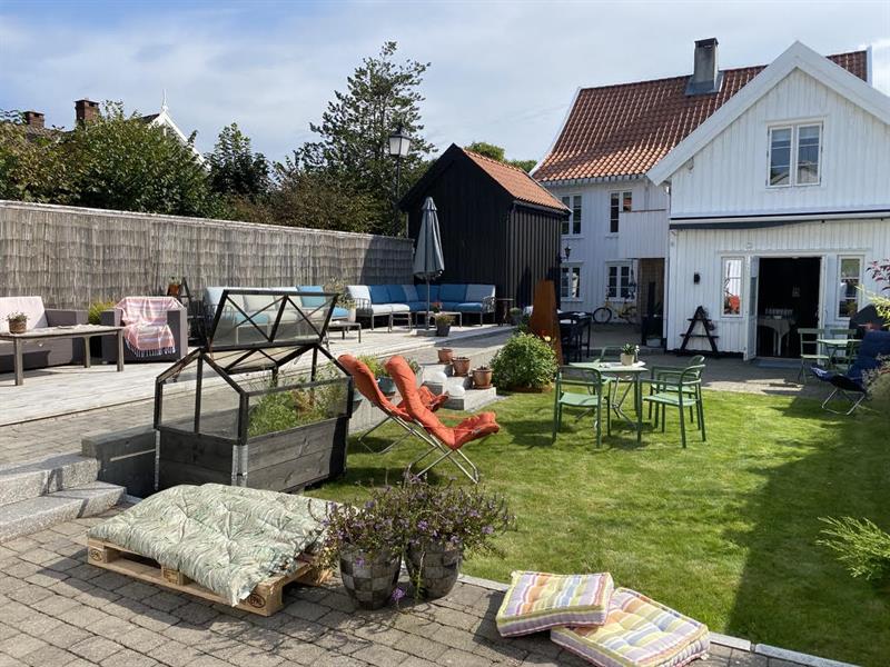 A cozy backyard with many seating areas.