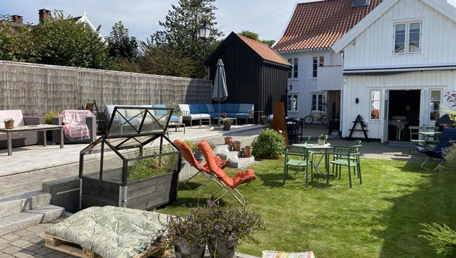 A cozy backyard with many seating areas.