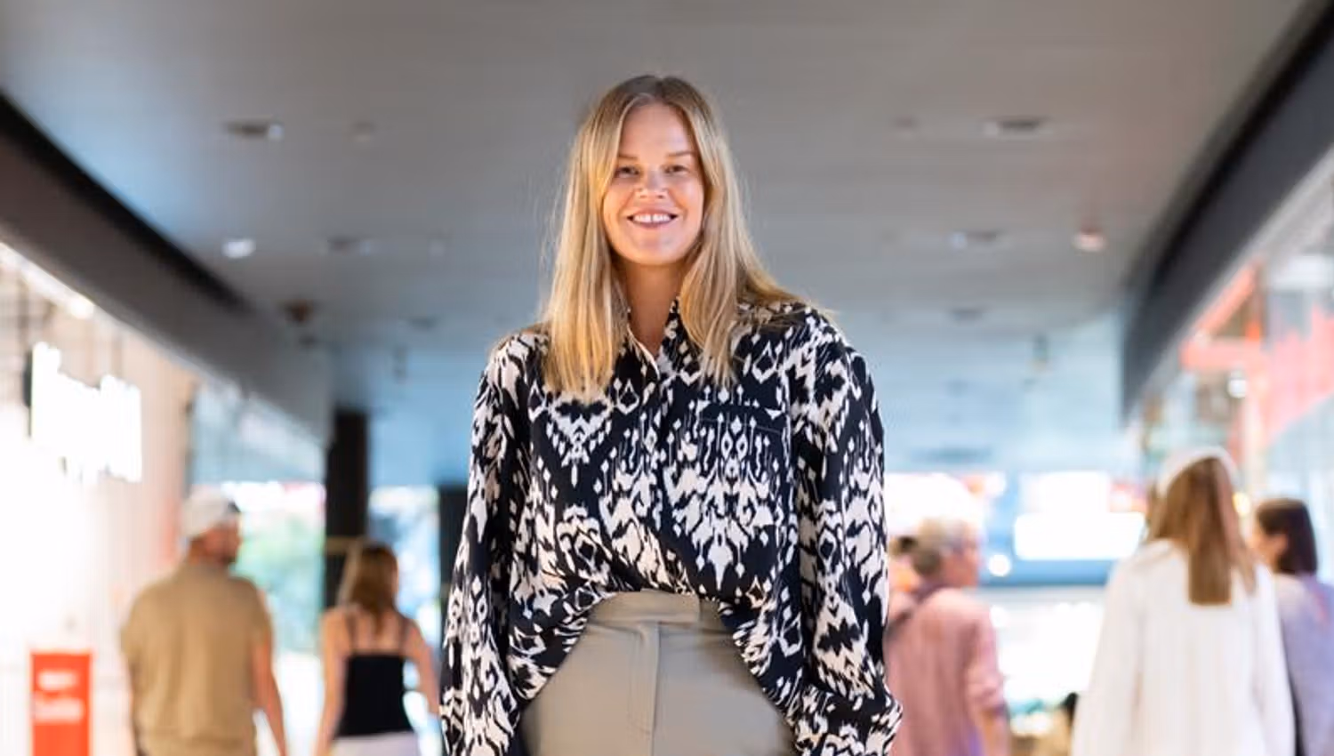 Jente i bluse og langt skjørt som modell