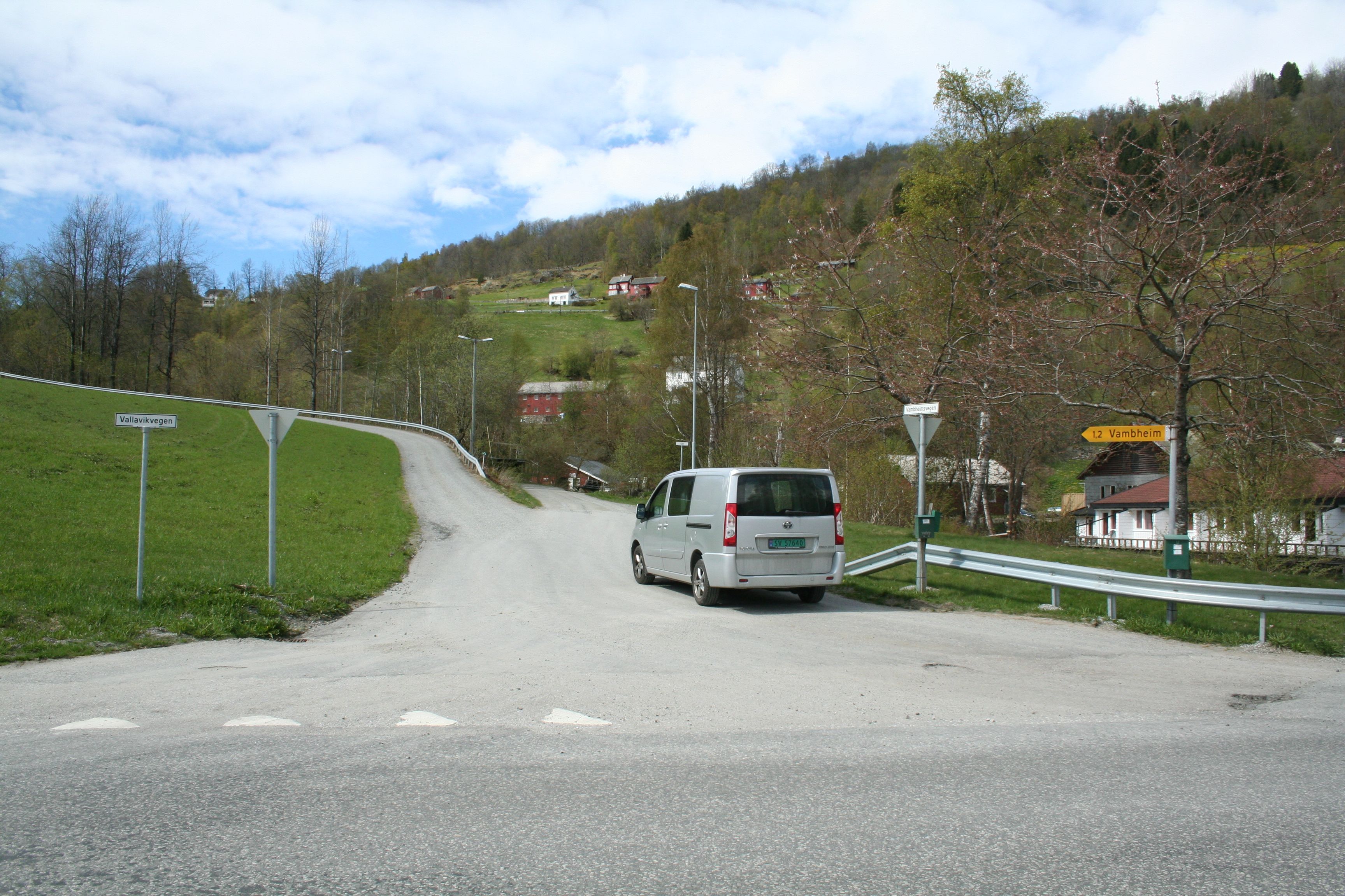 Trail starting point to Frystetjørn at Vallavikvegen in Vambheim – easy access by car.