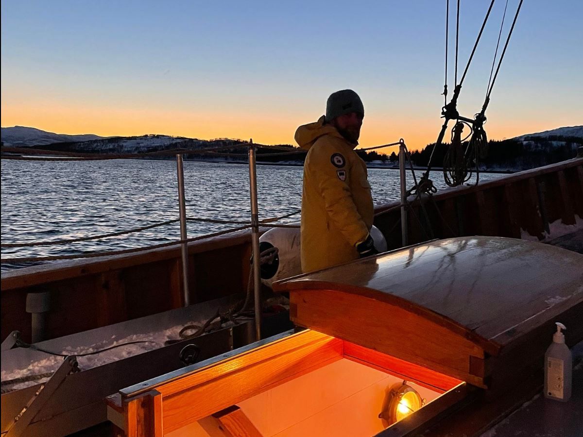 Gjest på dekket av båten