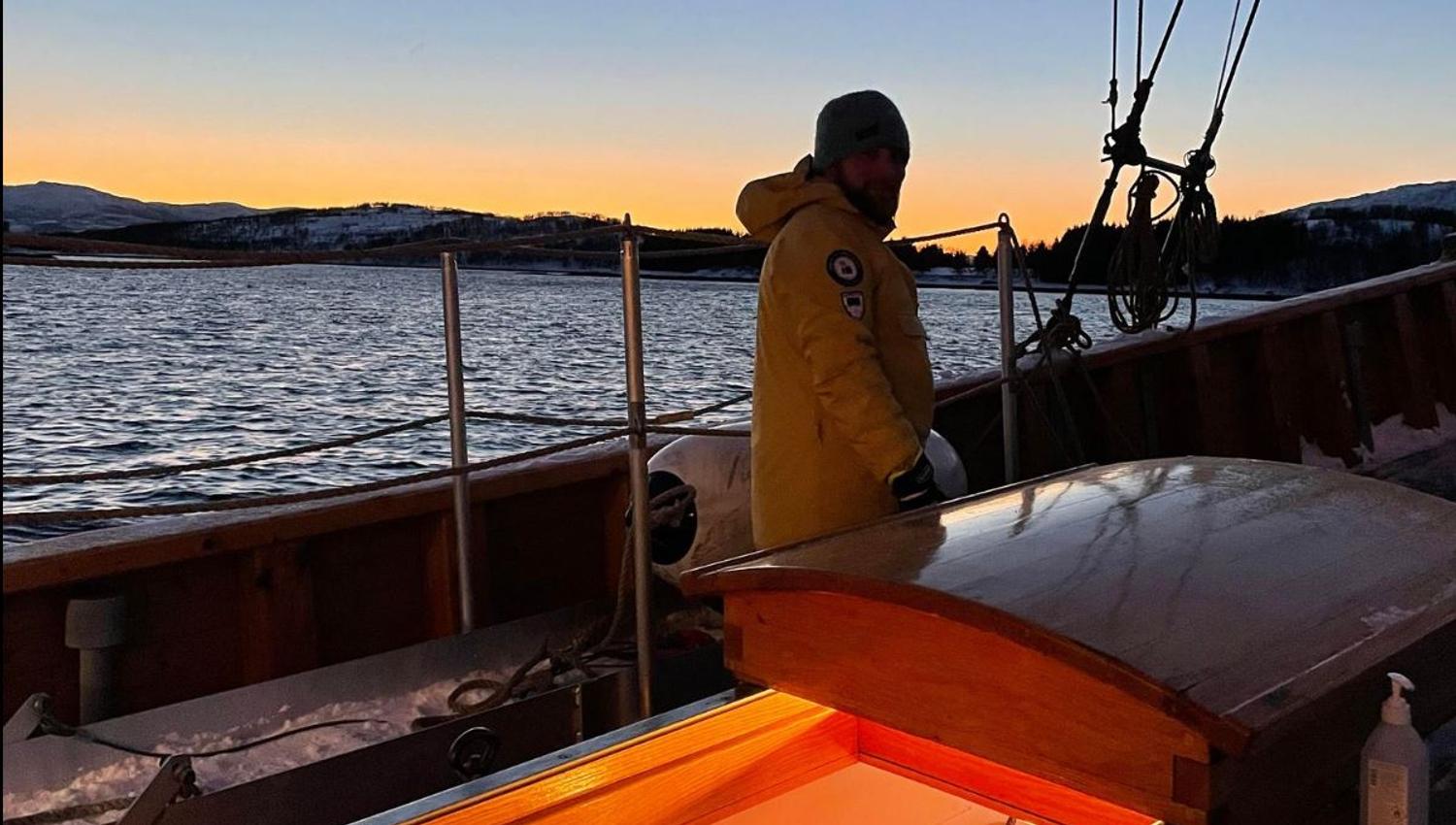 Gjest på dekket av båten
