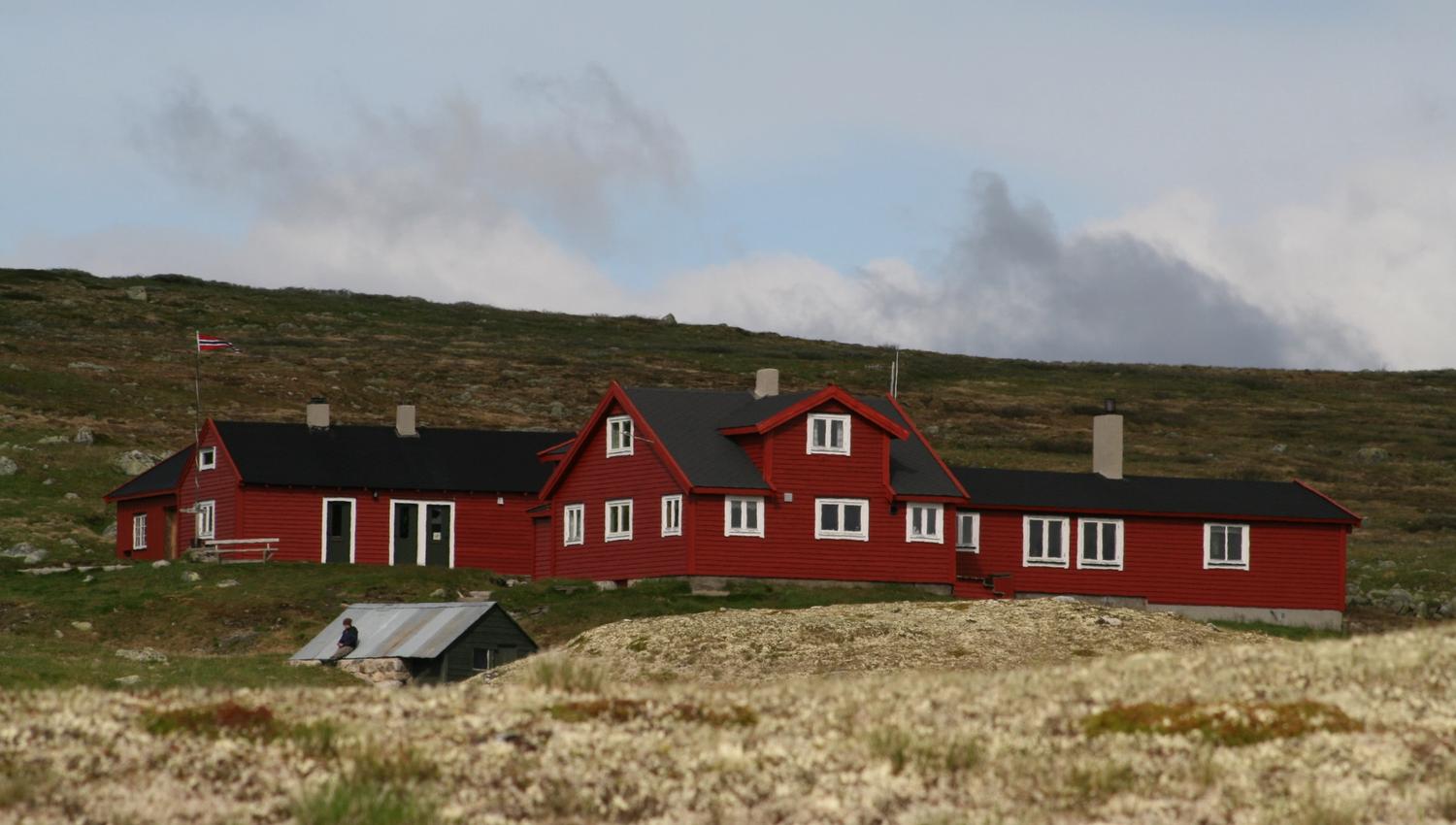 Stigstuv Turisthytte sett fra utsiden en sommerdag.