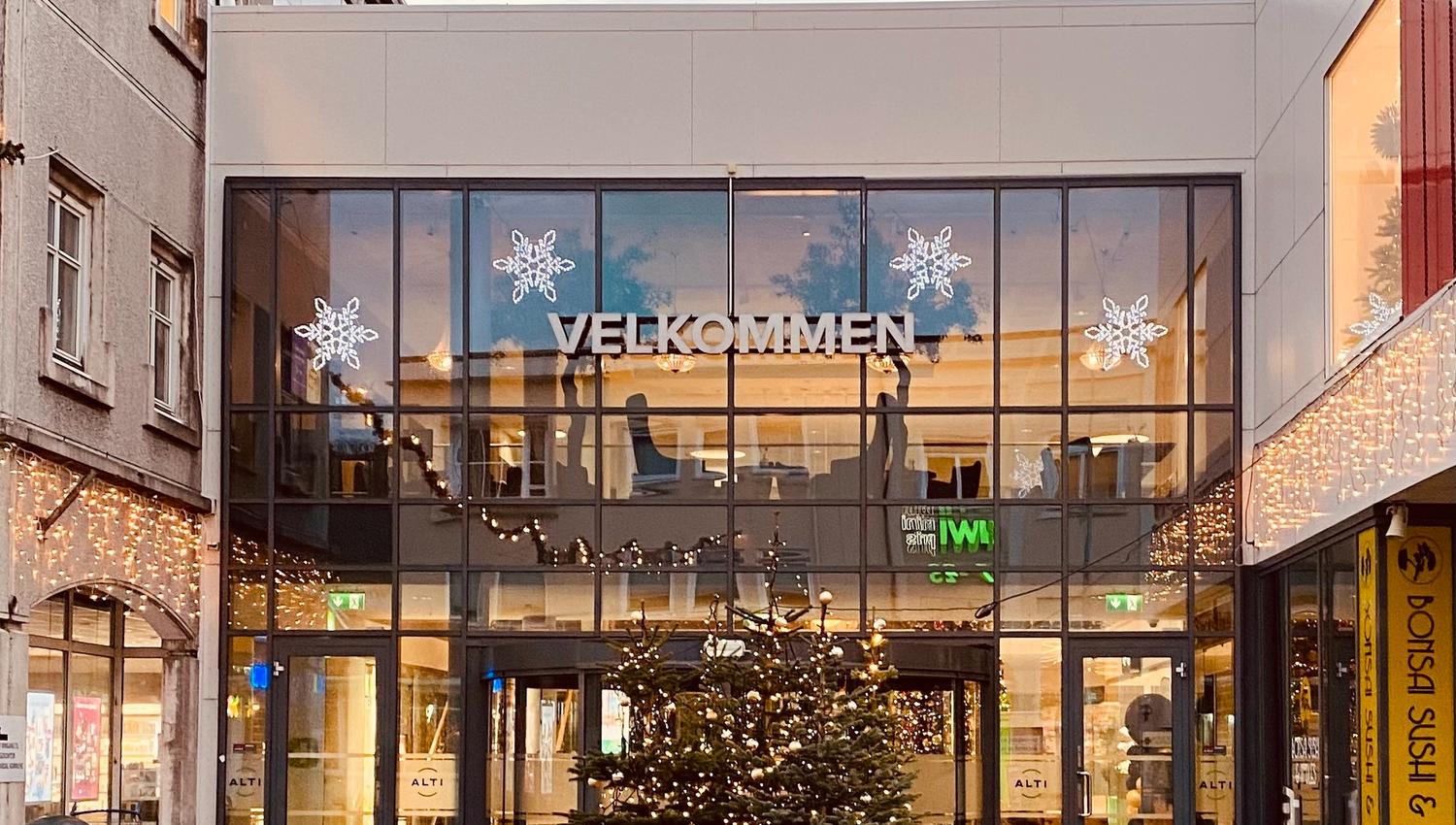 Inngangen på ALTI senteret med juletrær foran