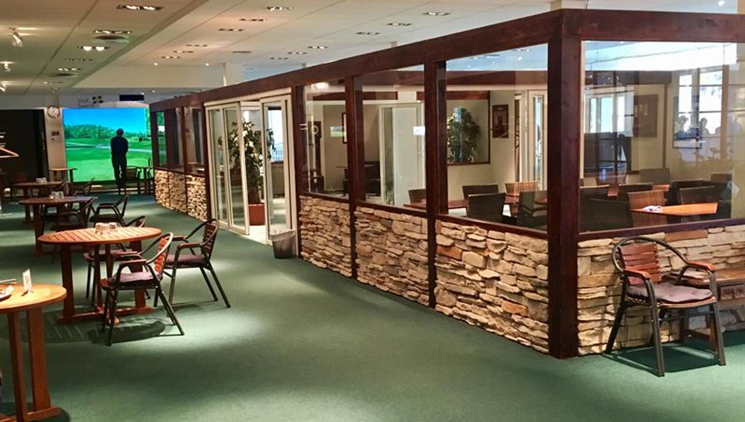 Indoor golf simulator