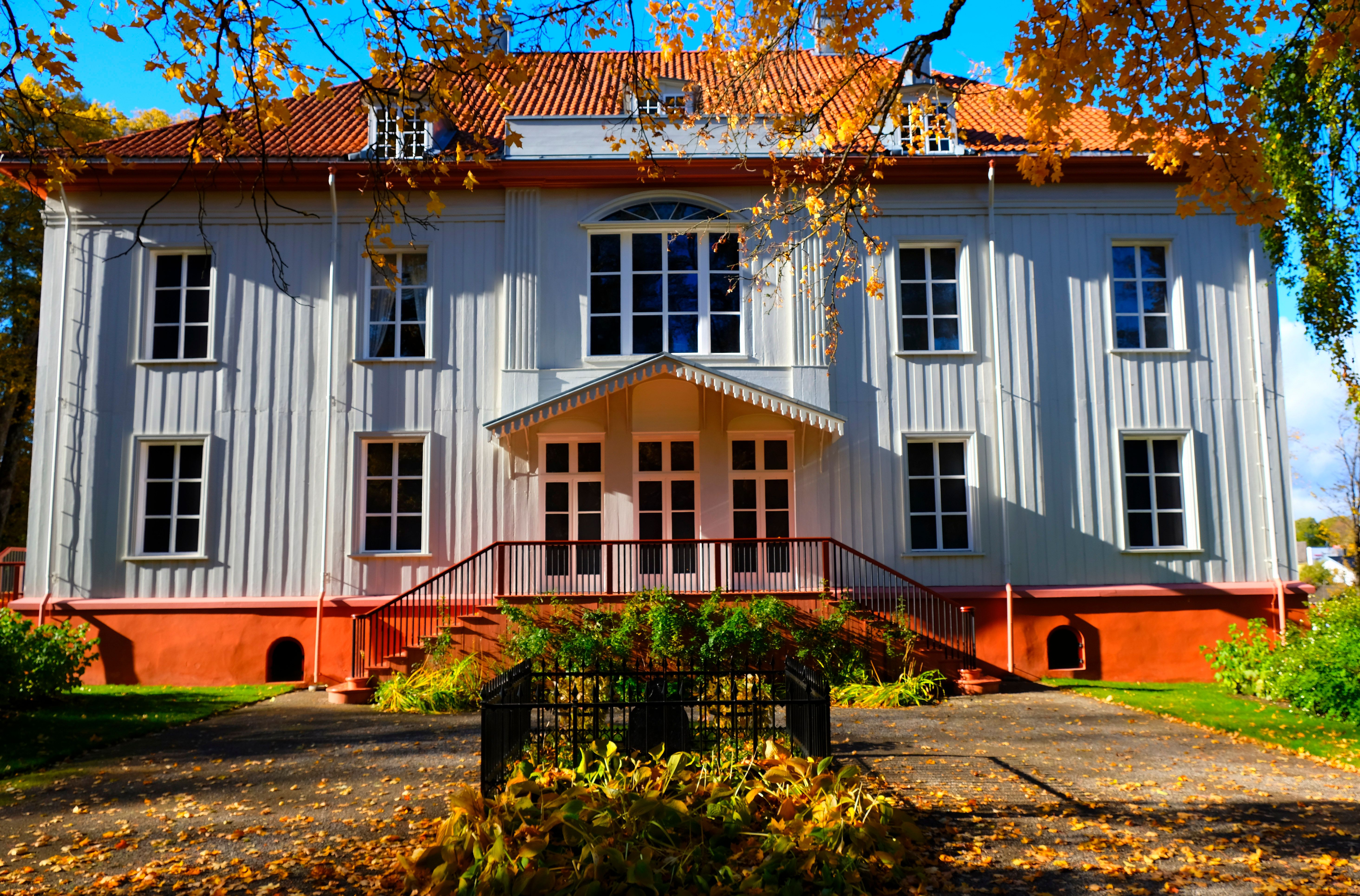 Historiske Eidsvoll - Baksiden av Eidsvollsbygningen en høstdag-kopi