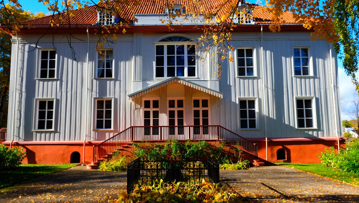 Historiske Eidsvoll - Baksiden av Eidsvollsbygningen en høstdag-kopi