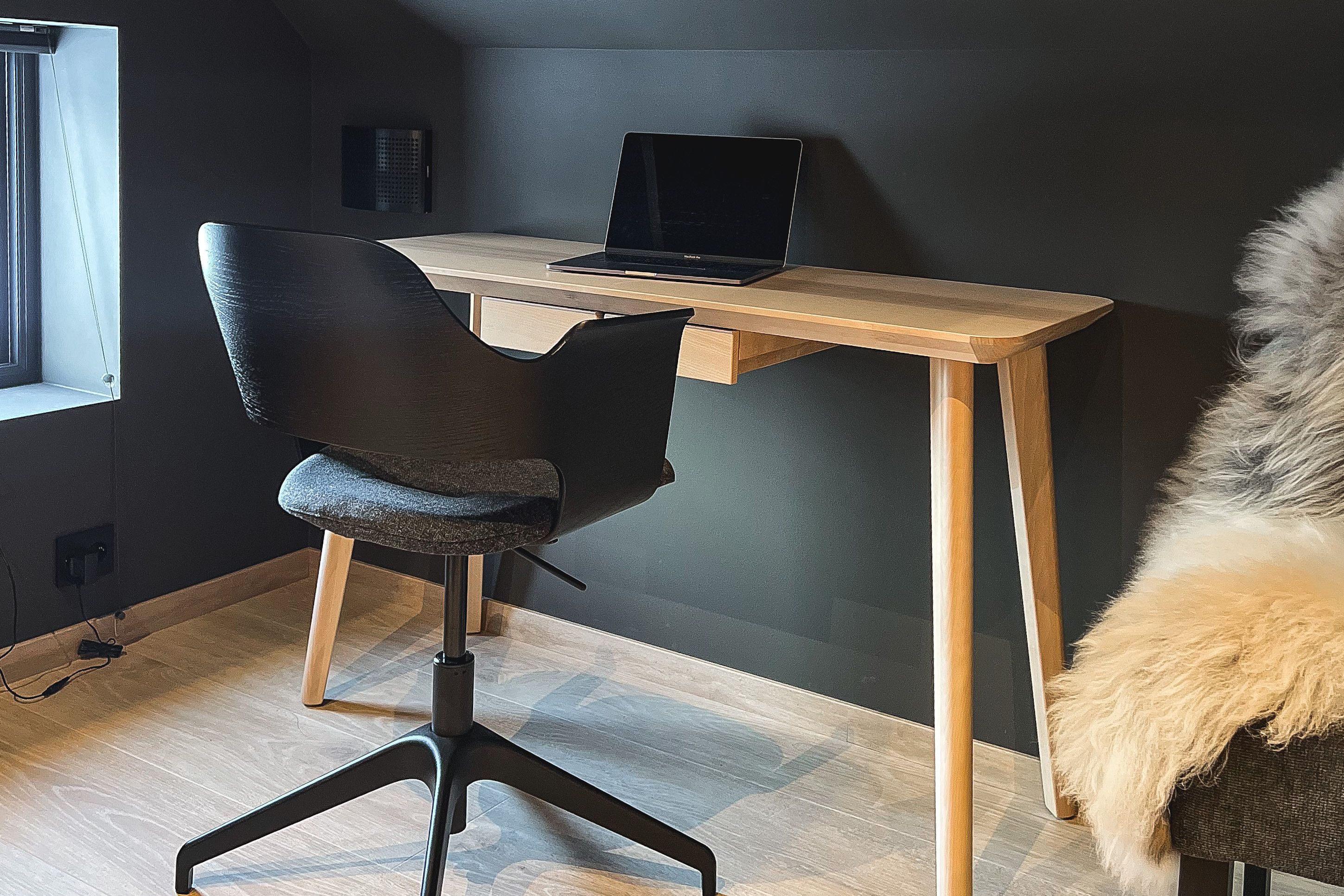 Koslig arbeidsplass ved vinduet