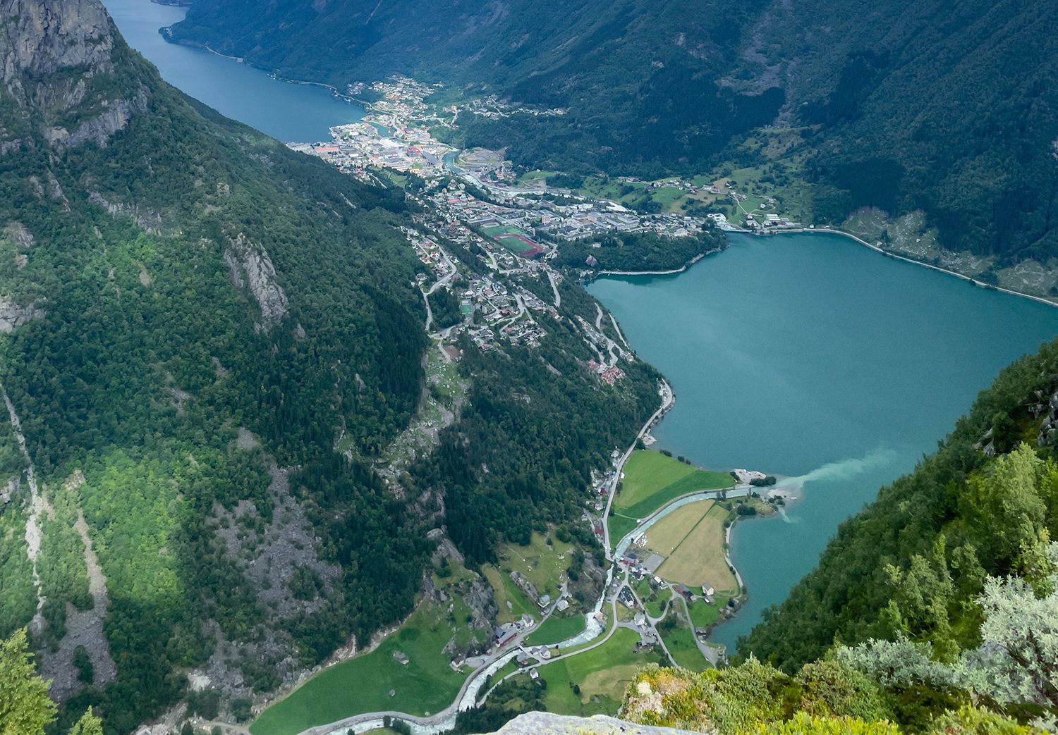 Utsikt frå stien opp til Jordalsnuten, med Odda og den turkise fjorden langt nedanfor.