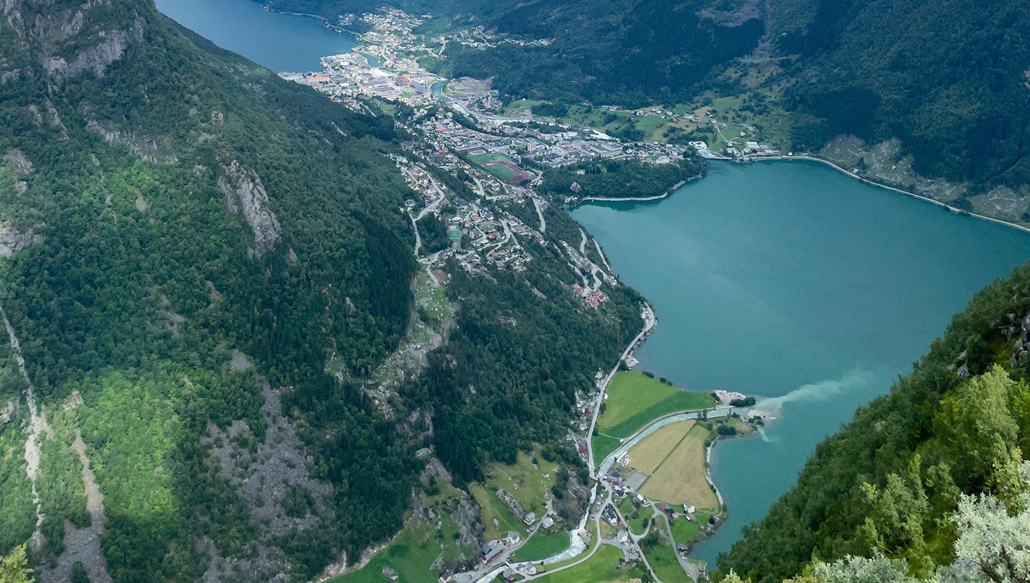 Utsikt frå stien opp til Jordalsnuten, med Odda og den turkise fjorden langt nedanfor.
