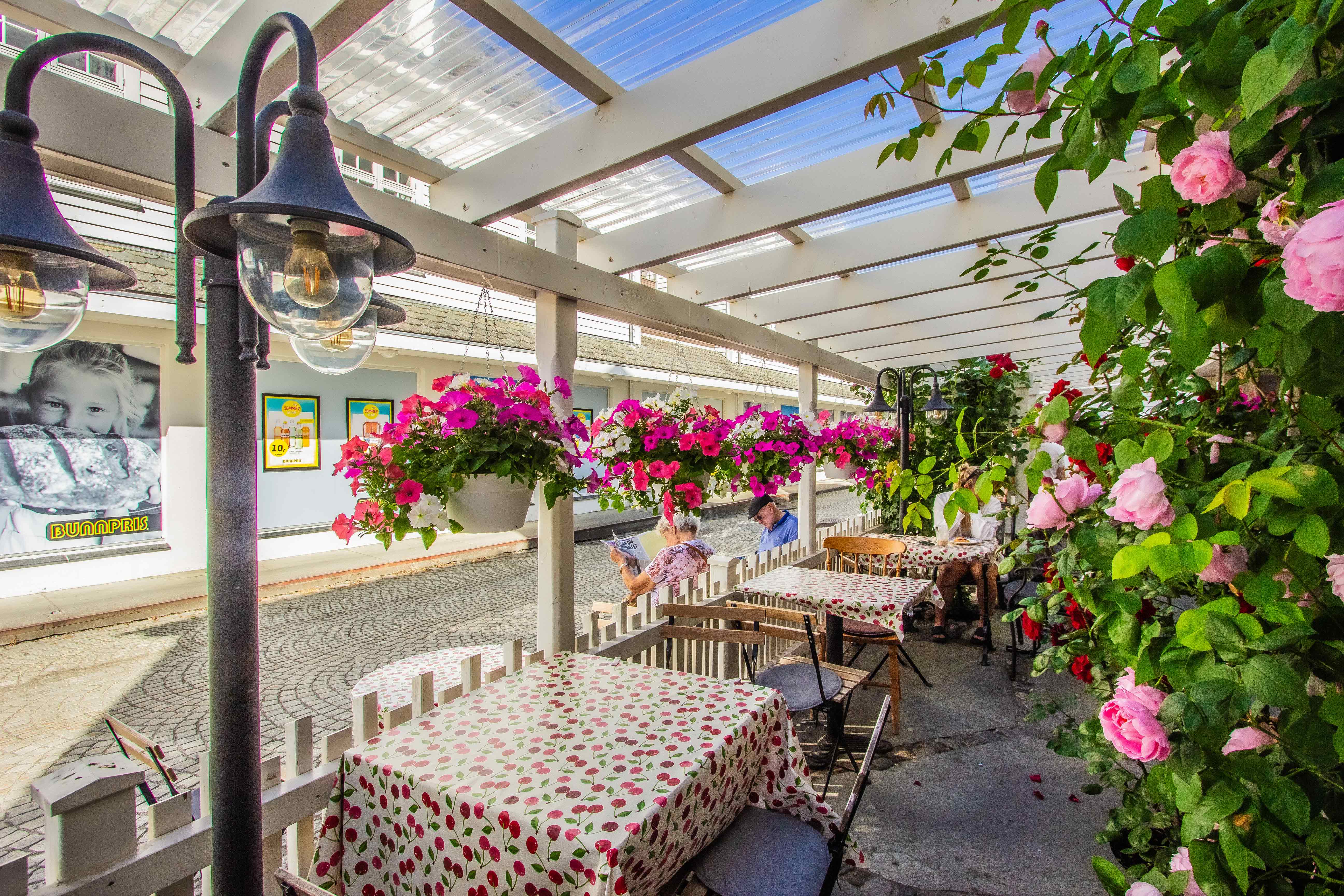 Outdoor seating at Fløy Bakery in Lofthus town center.