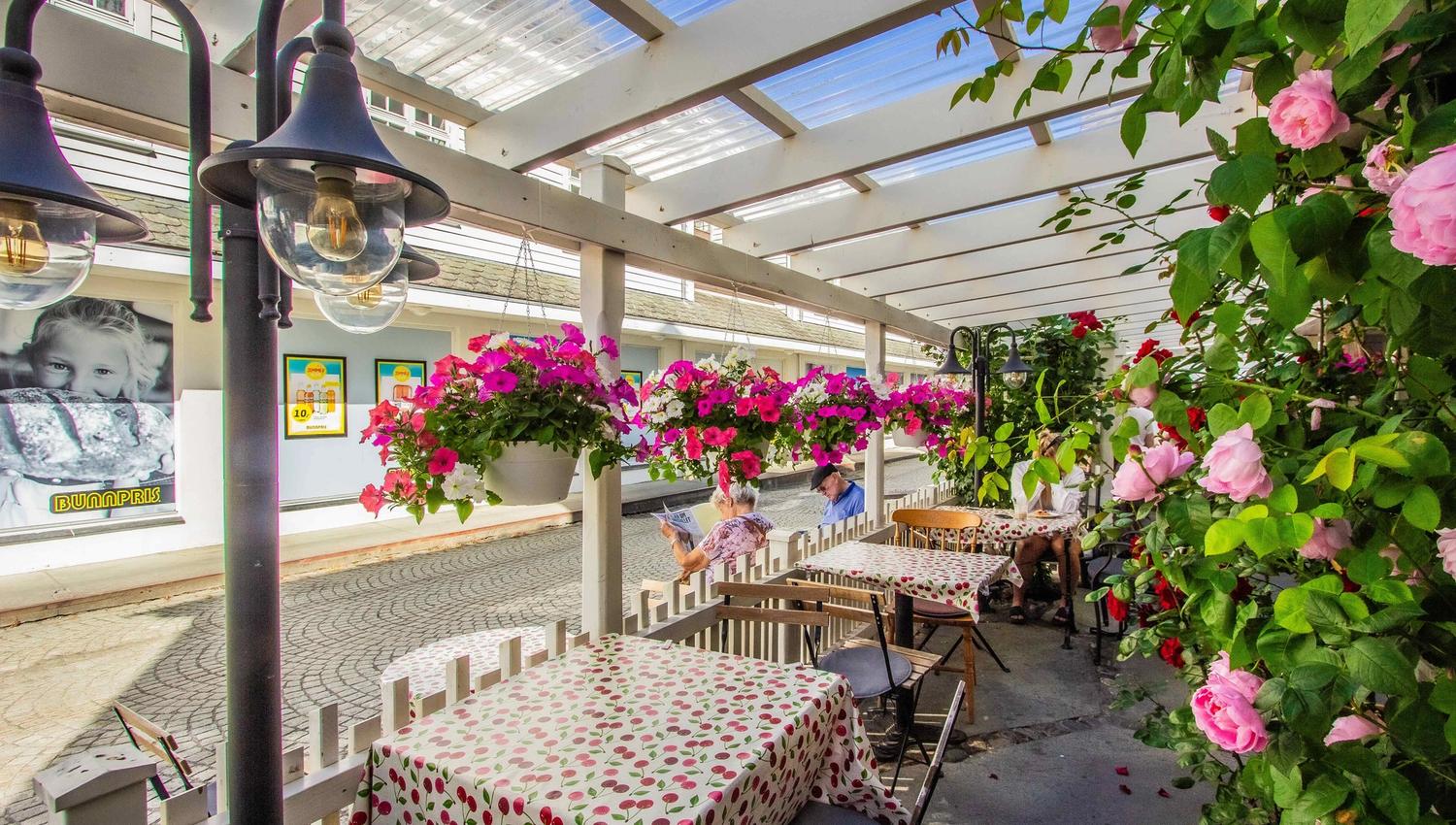 Outdoor seating at Fløy Bakery in Lofthus town center.