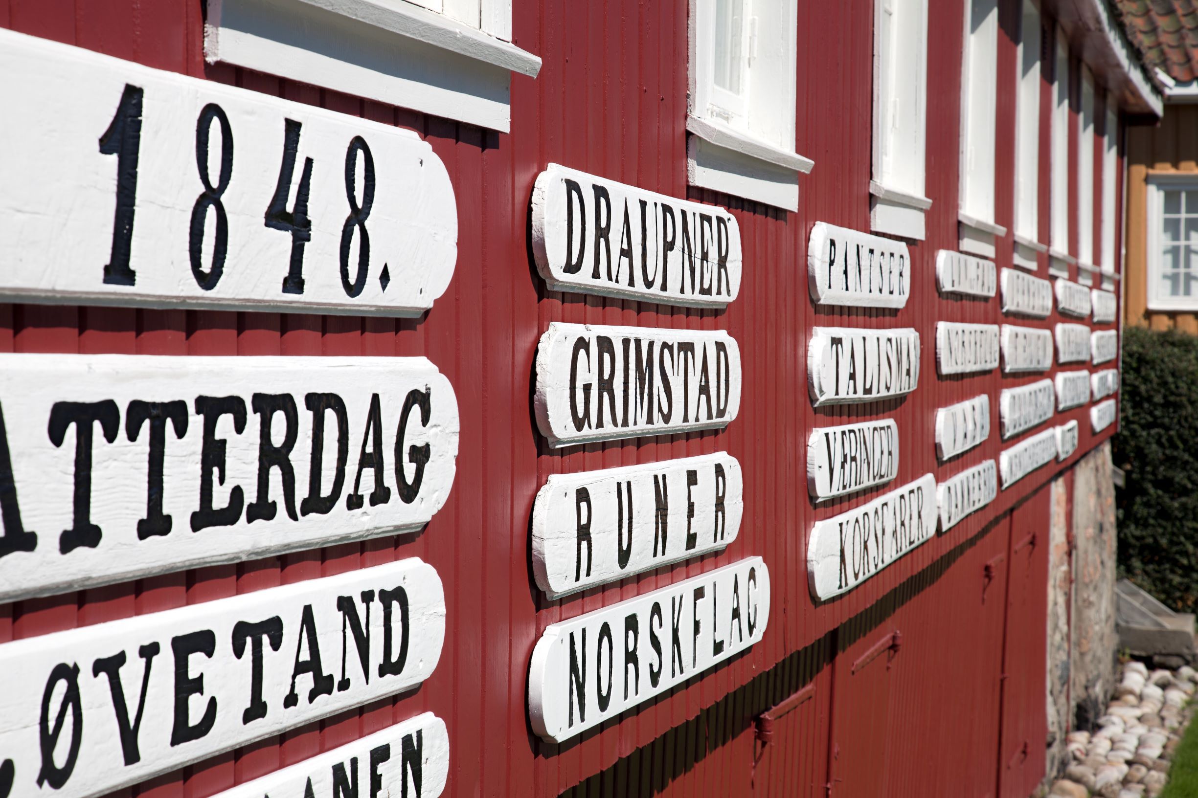Navnebua med gamle skipsnavn på veggen