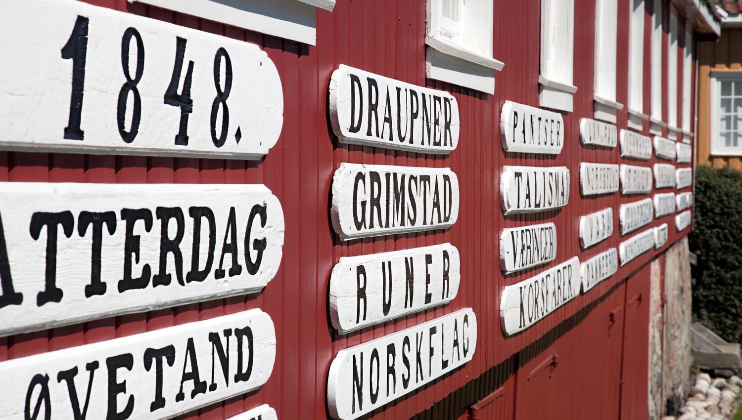 Navnebua med gamle skipsnavn på veggen