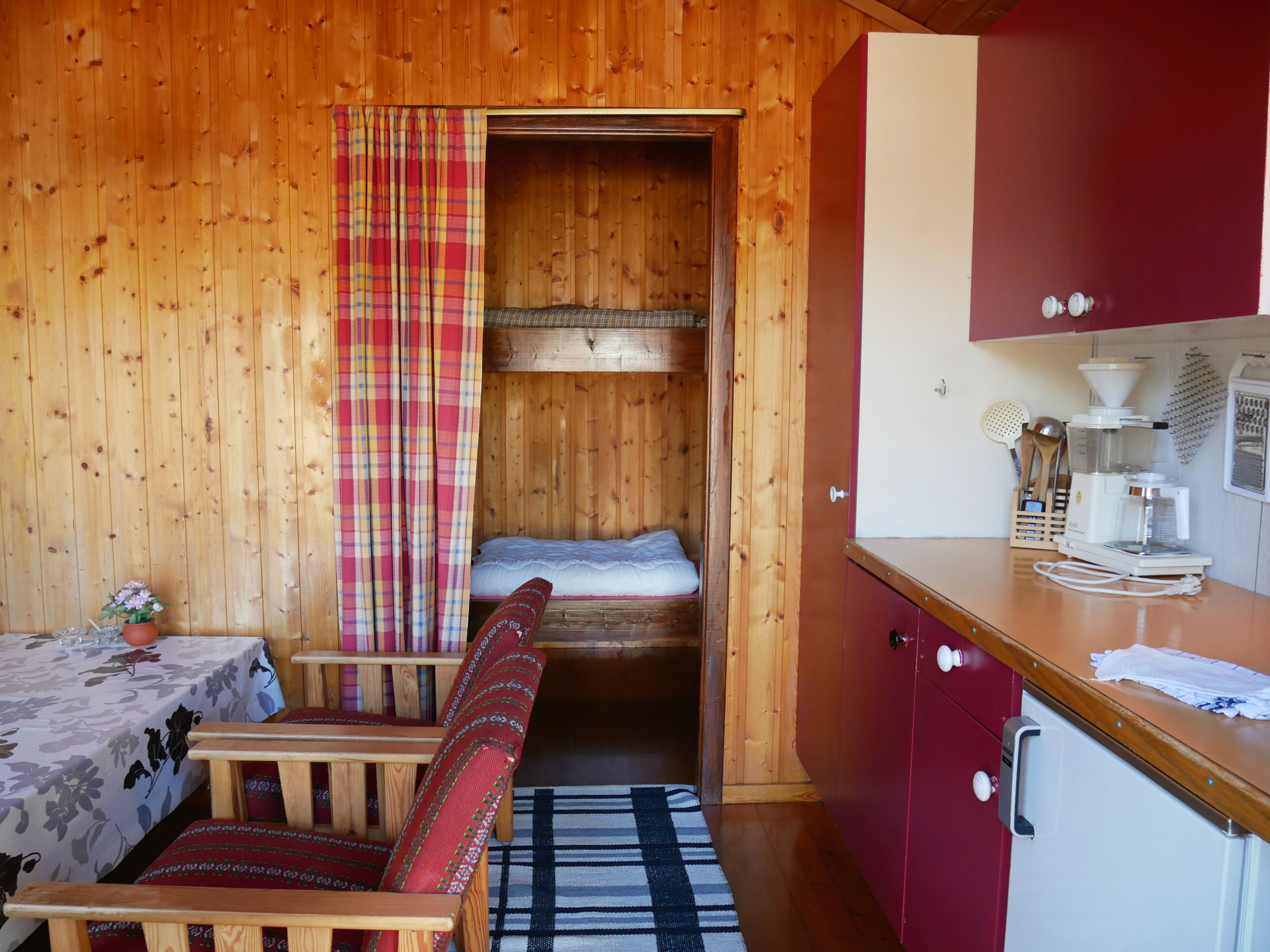 Lita hytte med kjøkkenkrok og soveplass, ein praktisk base for campingferien.