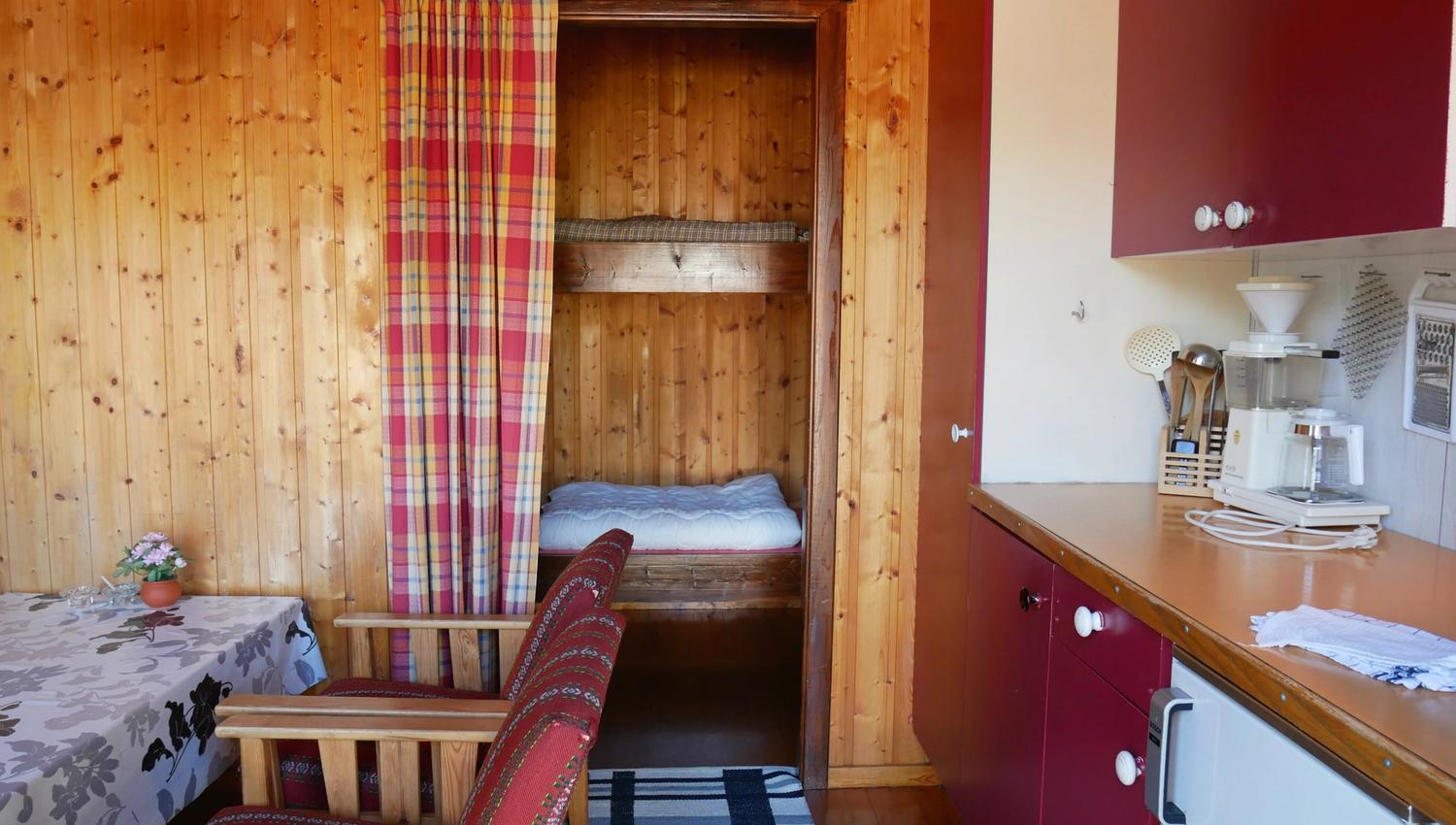 Lita hytte med kjøkkenkrok og soveplass, ein praktisk base for campingferien.
