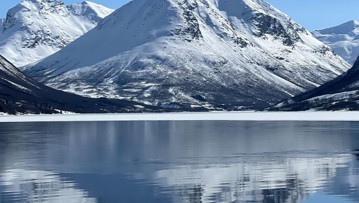 Store fjell bak fjorden