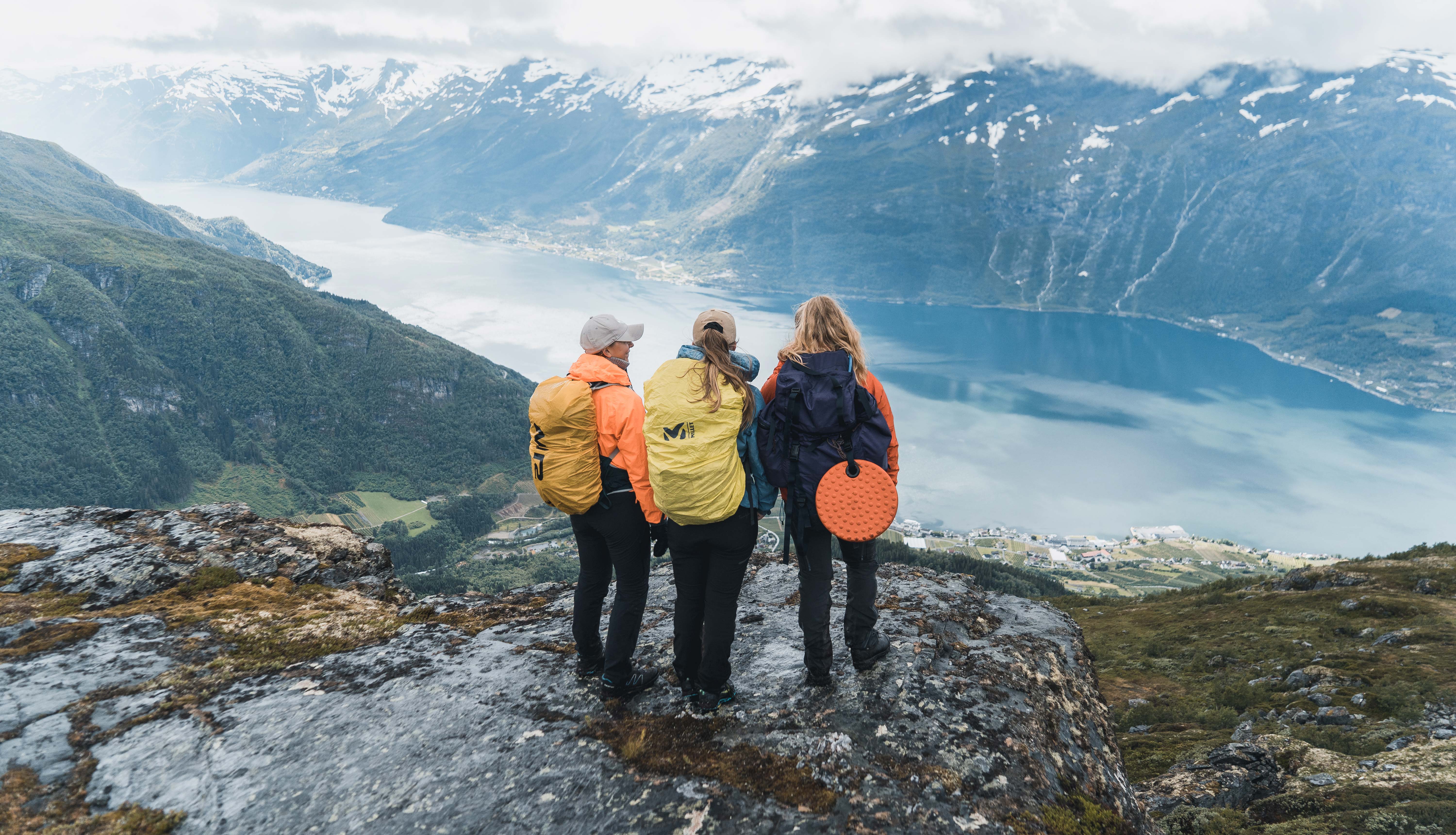 Gruppe turgåarar med utsikt over Hardangerfjorden frå Dronningstien.