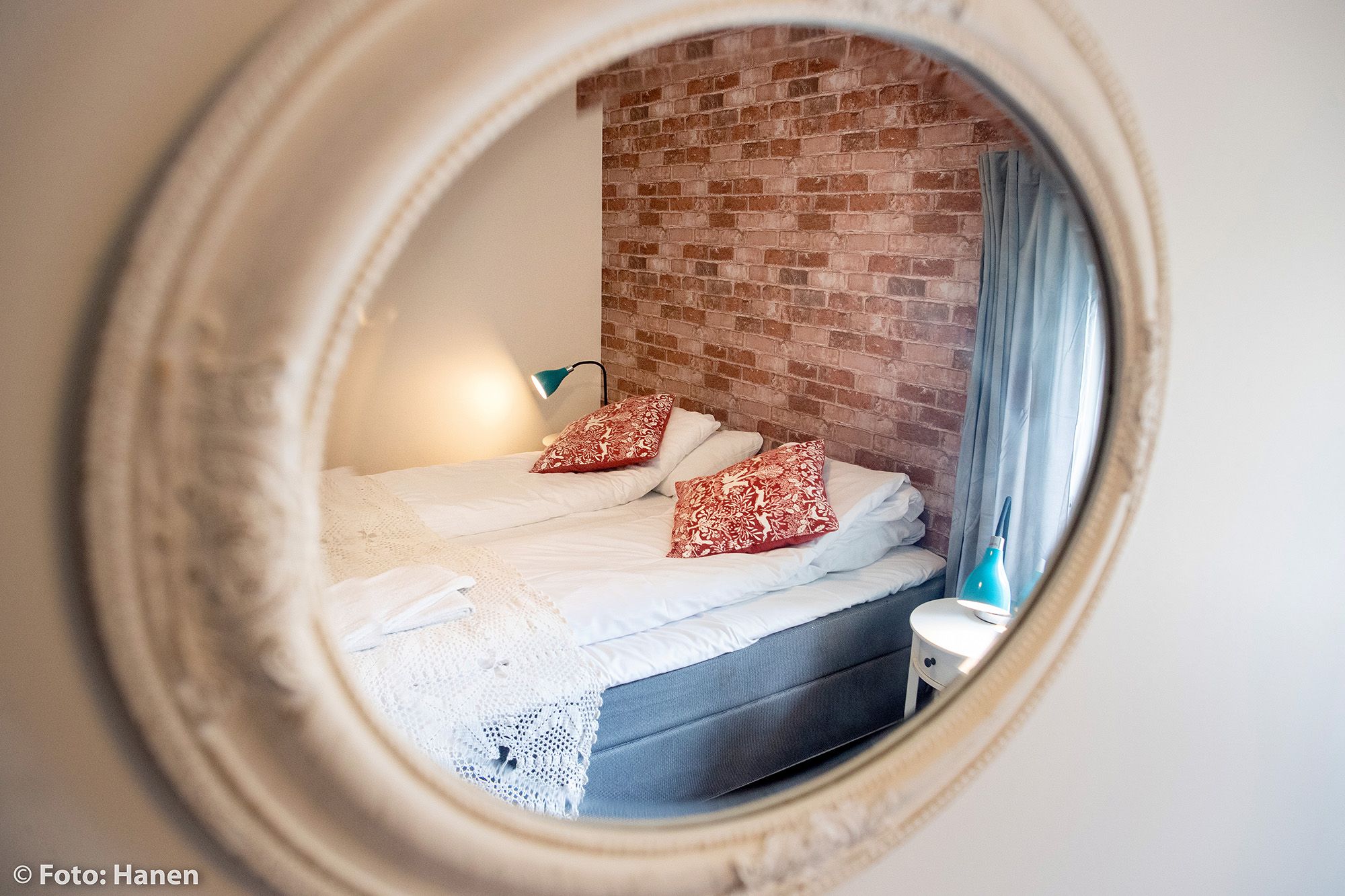 The bedromm viewed through the mirror