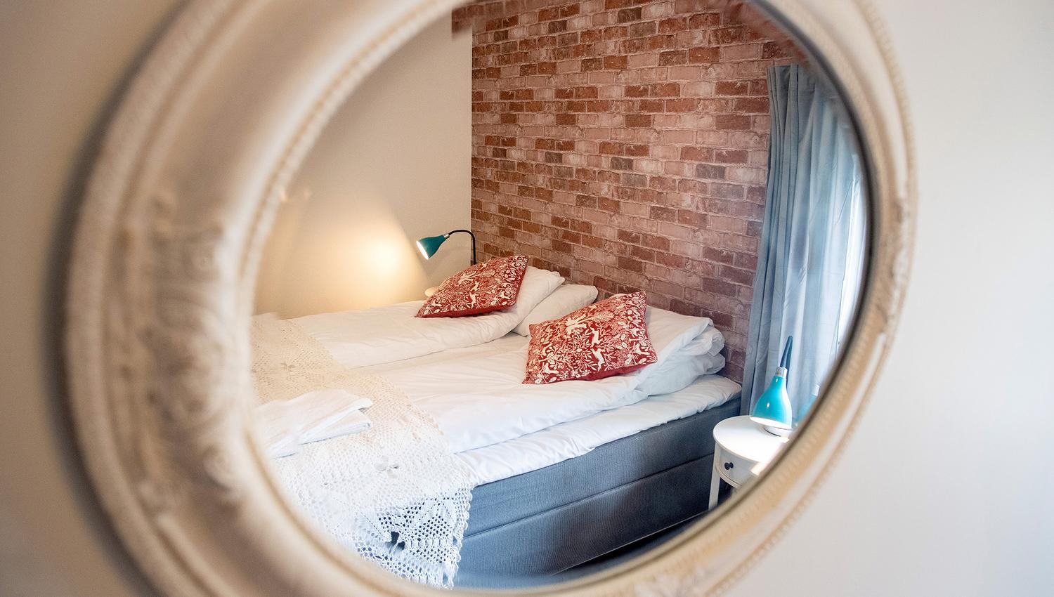 The bedromm viewed through the mirror