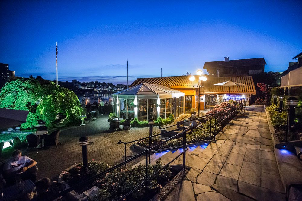 uteområdet til forrett på Becks Brasserie og Bar Osebro i Porsgrunn om kvelden