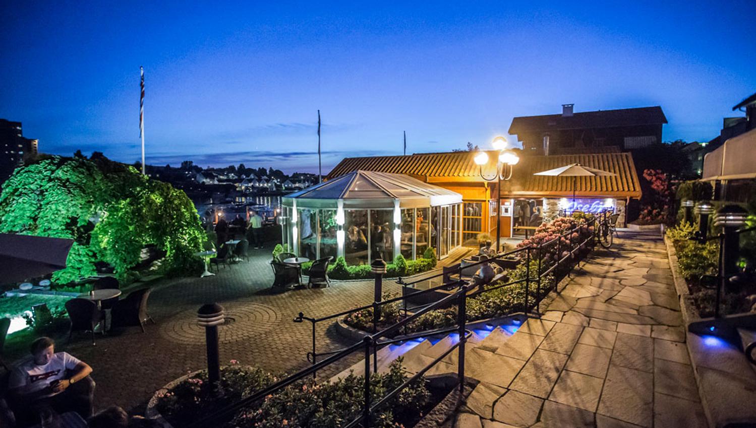 uteområdet til forrett på Becks Brasserie og Bar Osebro i Porsgrunn om kvelden