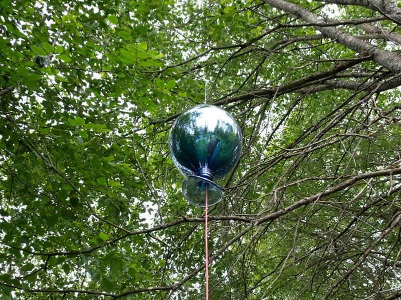ballon in glass hanging from a tree
Artist Beate Einen: «blue ballon 