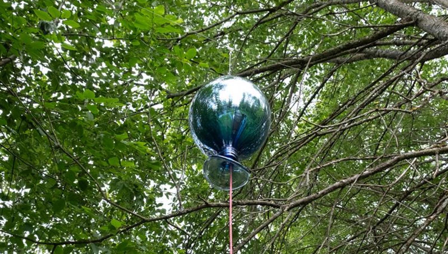 ballon in glass hanging from a tree
Artist Beate Einen: «blue ballon