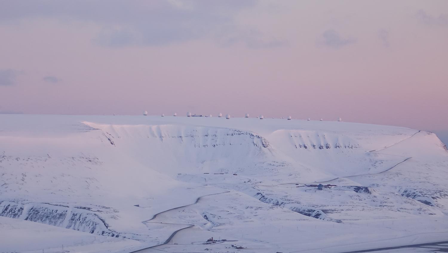 Utsikt mot sattelittstasjonen på toppen av Platåfjellet