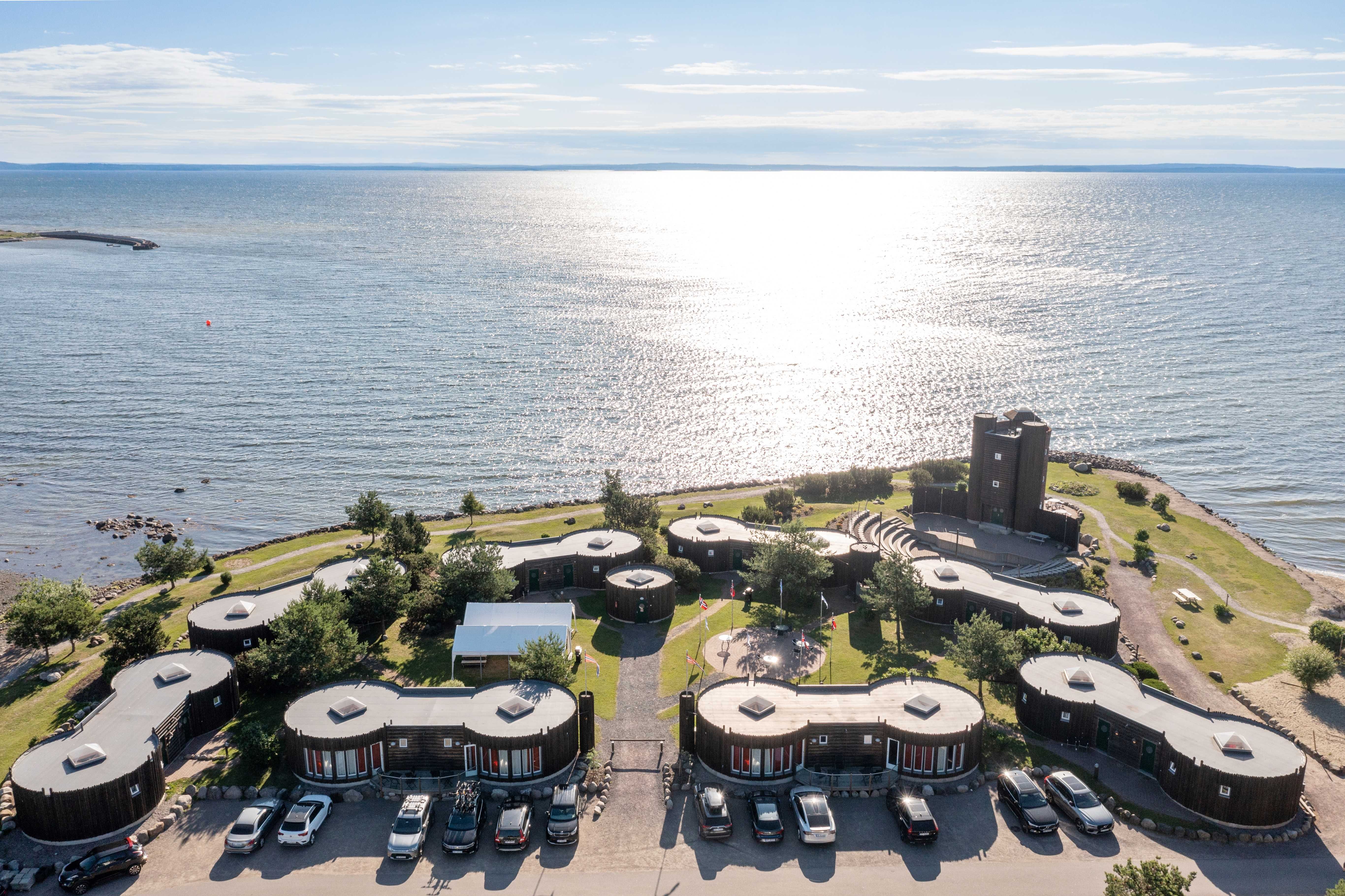 Overview of cabins and the sea