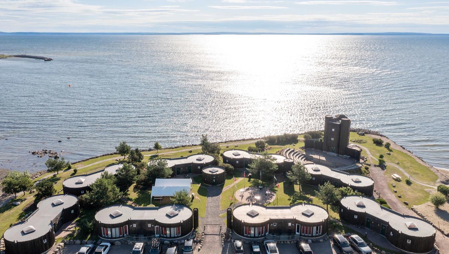 Overview of cabins and the sea