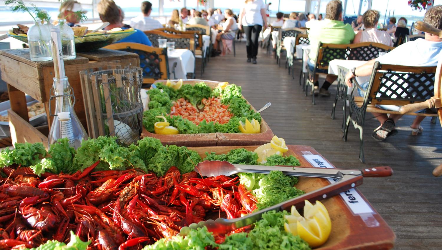 Sjømat på restaurantbåten Viken II i Evjua