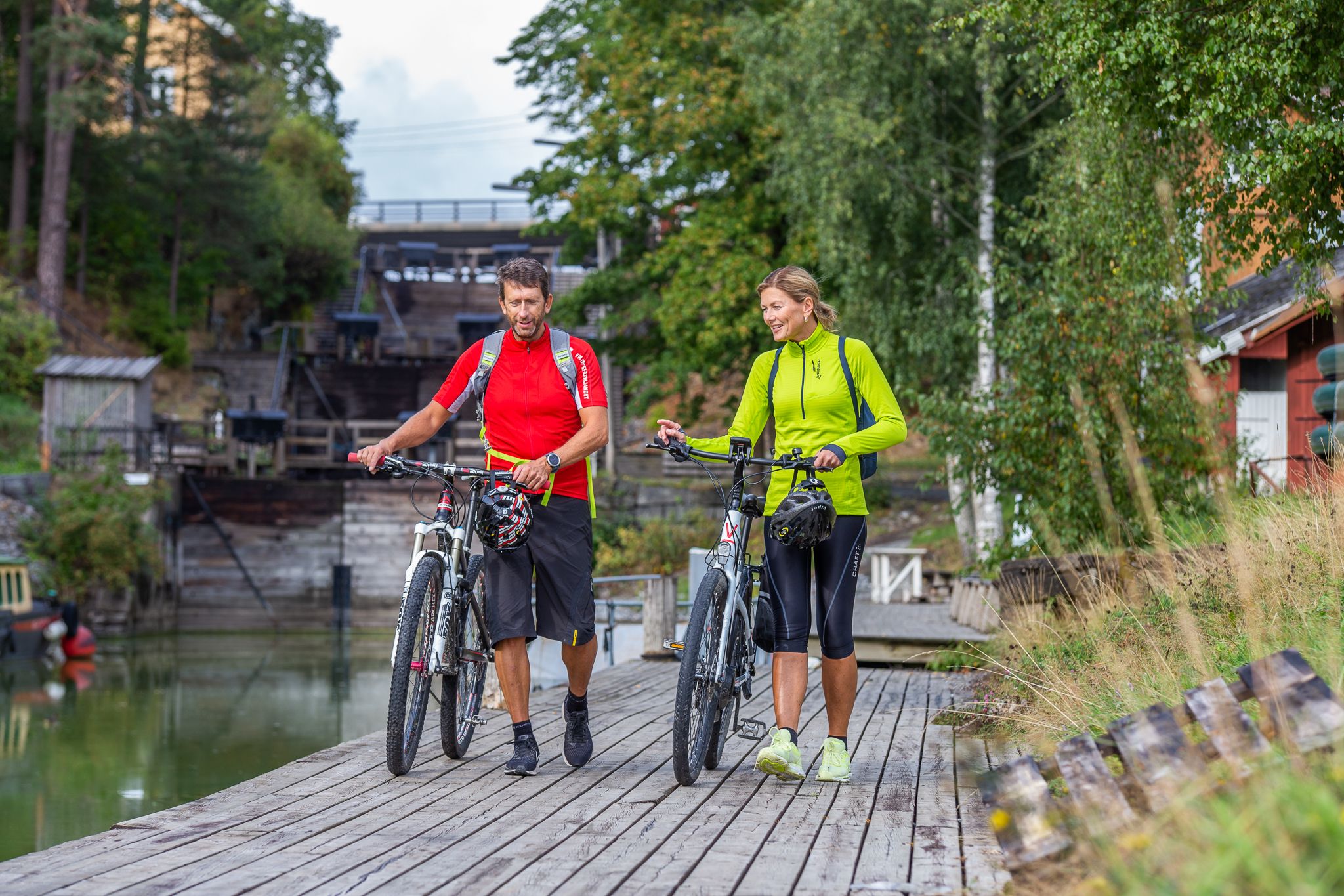 A couple wlking their bikes at Ørje locks