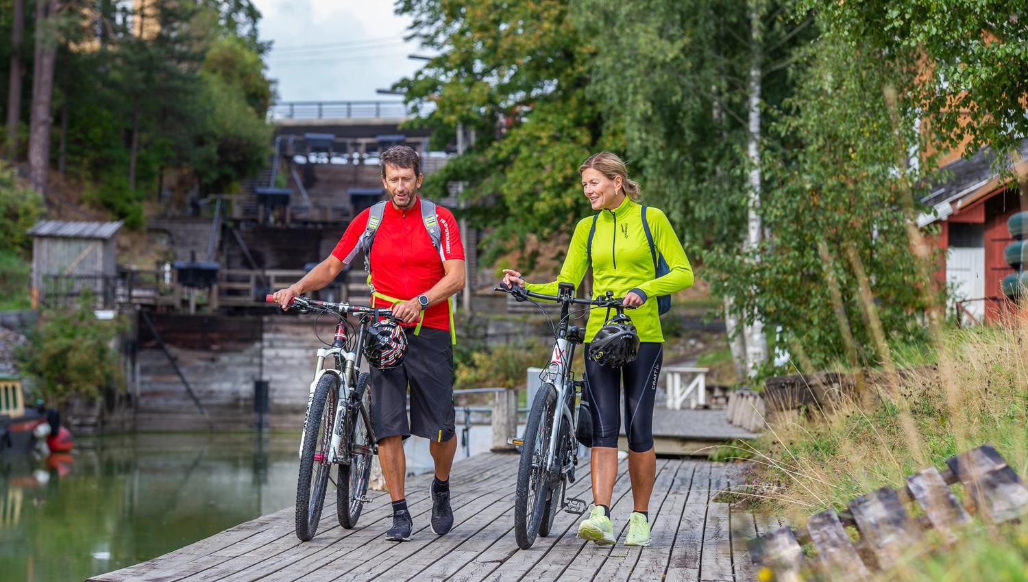 A couple wlking their bikes at Ørje locks